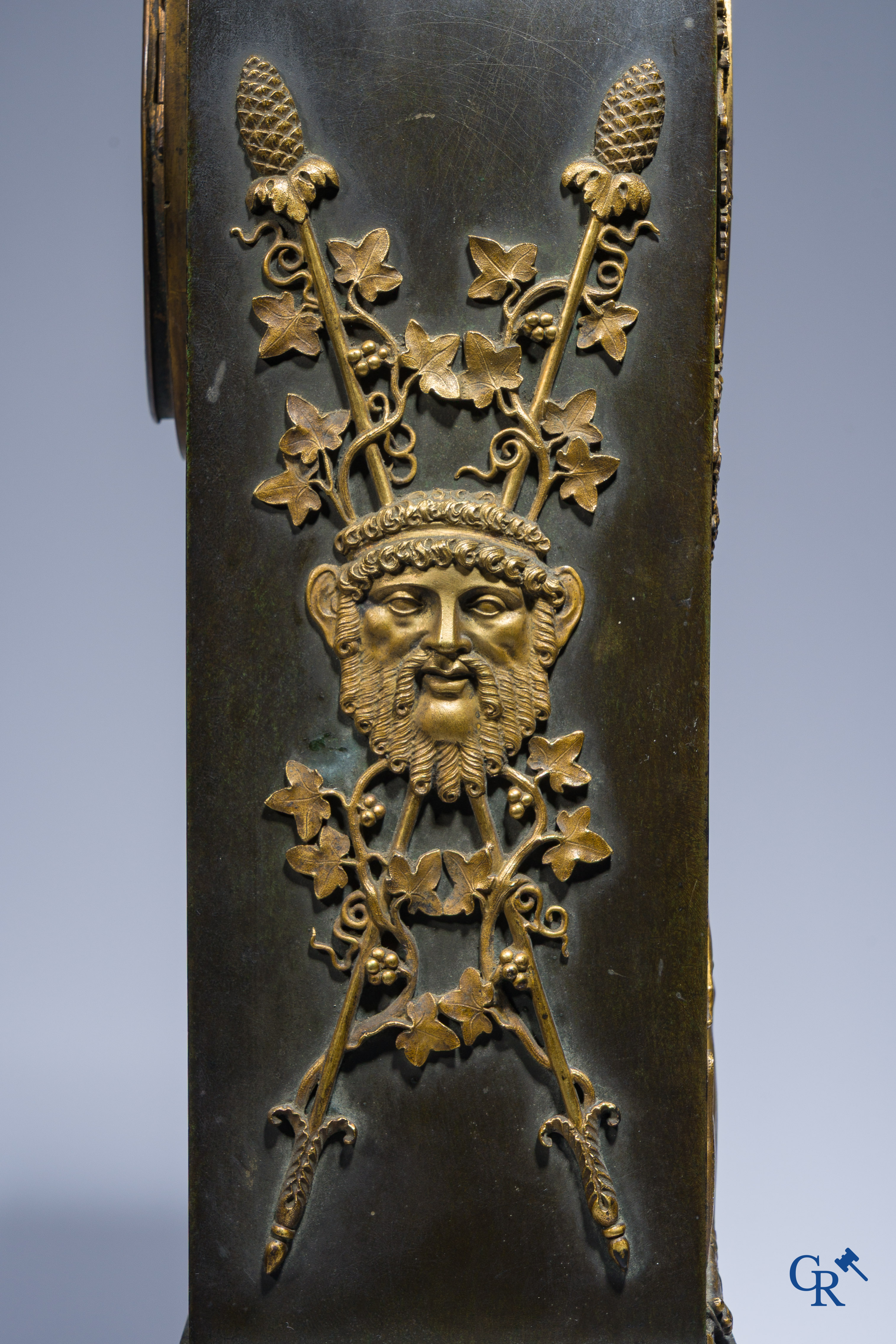 Claude Galle, Rue Vivienne à Paris. Pendule borne "Anacréon" en bronze doré et patiné. Empire, vers 1806.