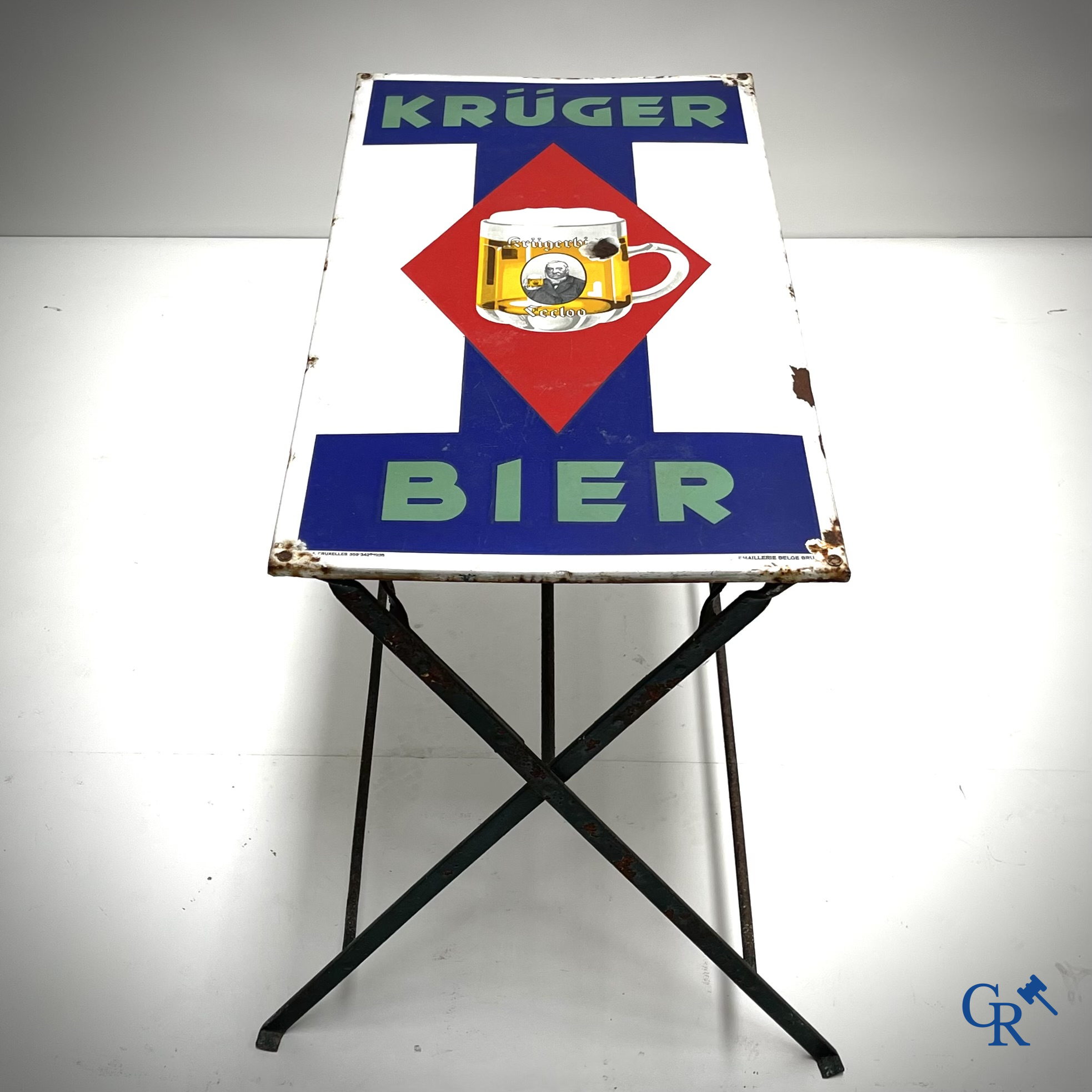 Krüger Pils Eeclo, une originale table de terrasse bistrot avec une plaque émaillée publicitaire pour la bière Krüger. Emaillerie Belge 1936.