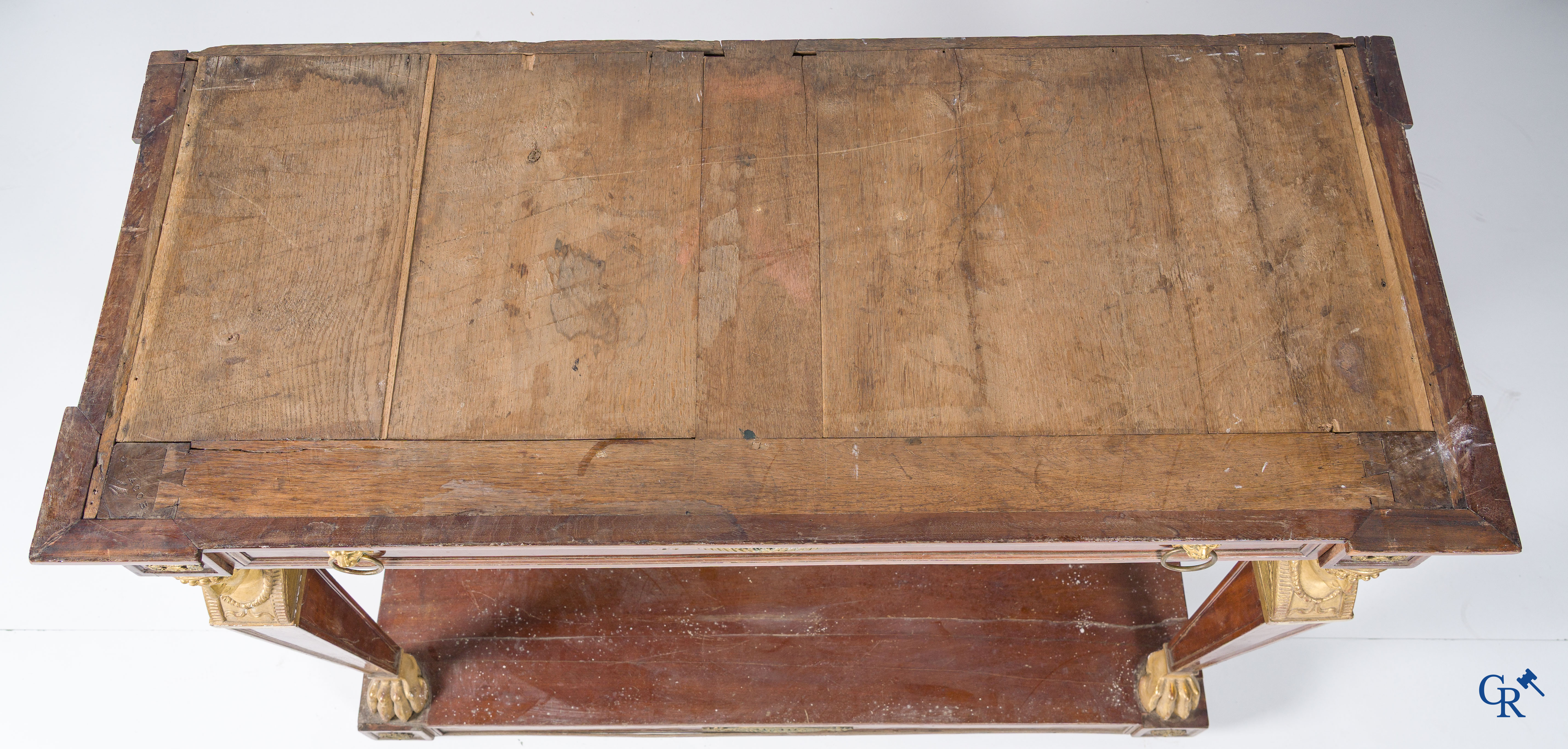 Empire tijdperk, een console in mahonie met vergulde Egyptische bustes. Gemerkt Jacob. Circa 1810.