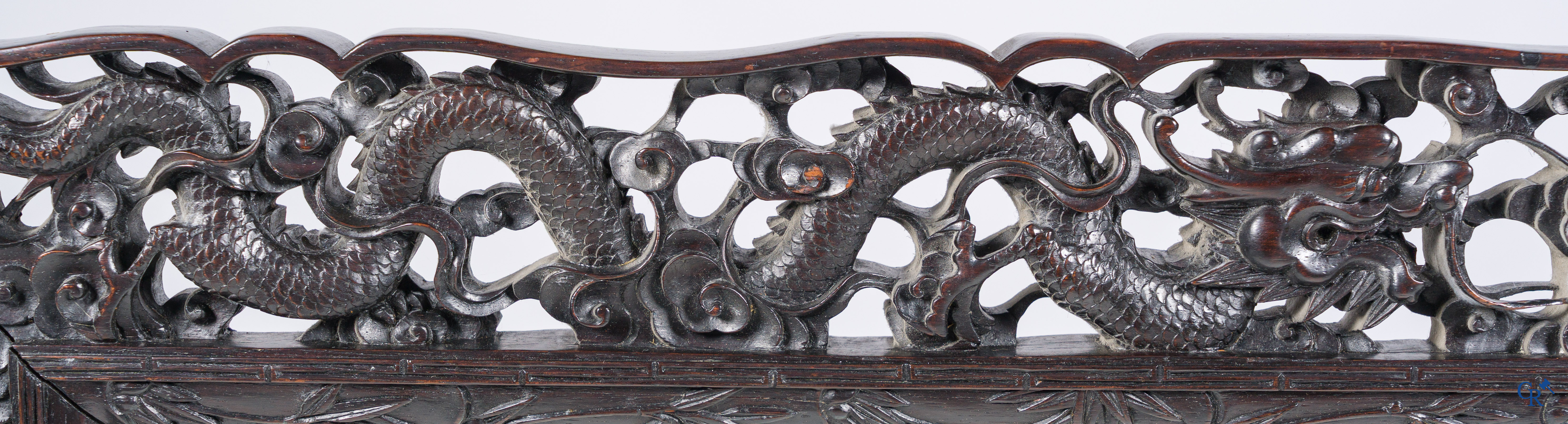 Asian Art, a large mirror in carved Chinese hardwood. 19th century.