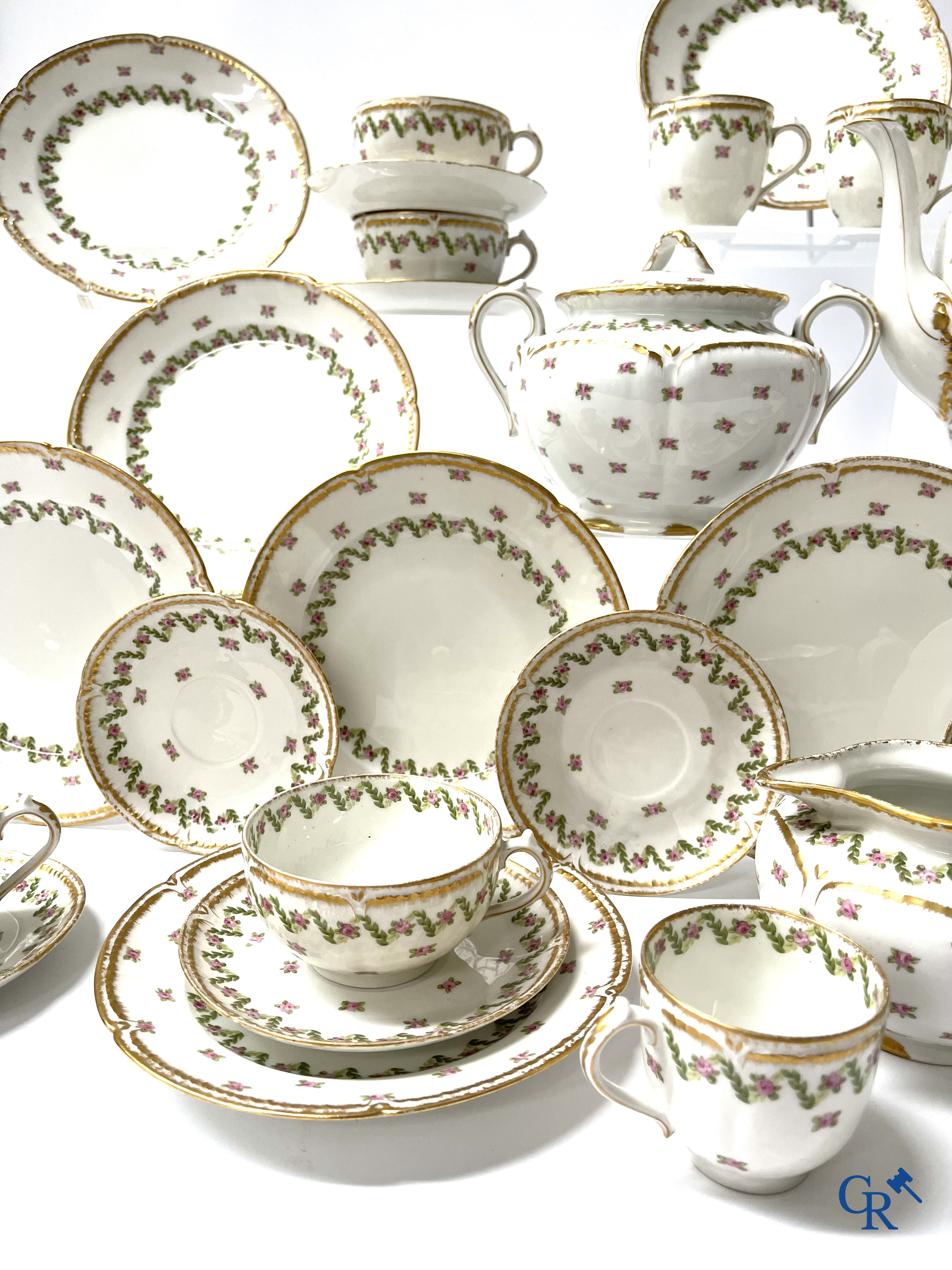 Een koffie- en theeservies met 12 dessert borden in meerkleurig gedecoreerd en verguld  Frans porselein. Circa 1900.