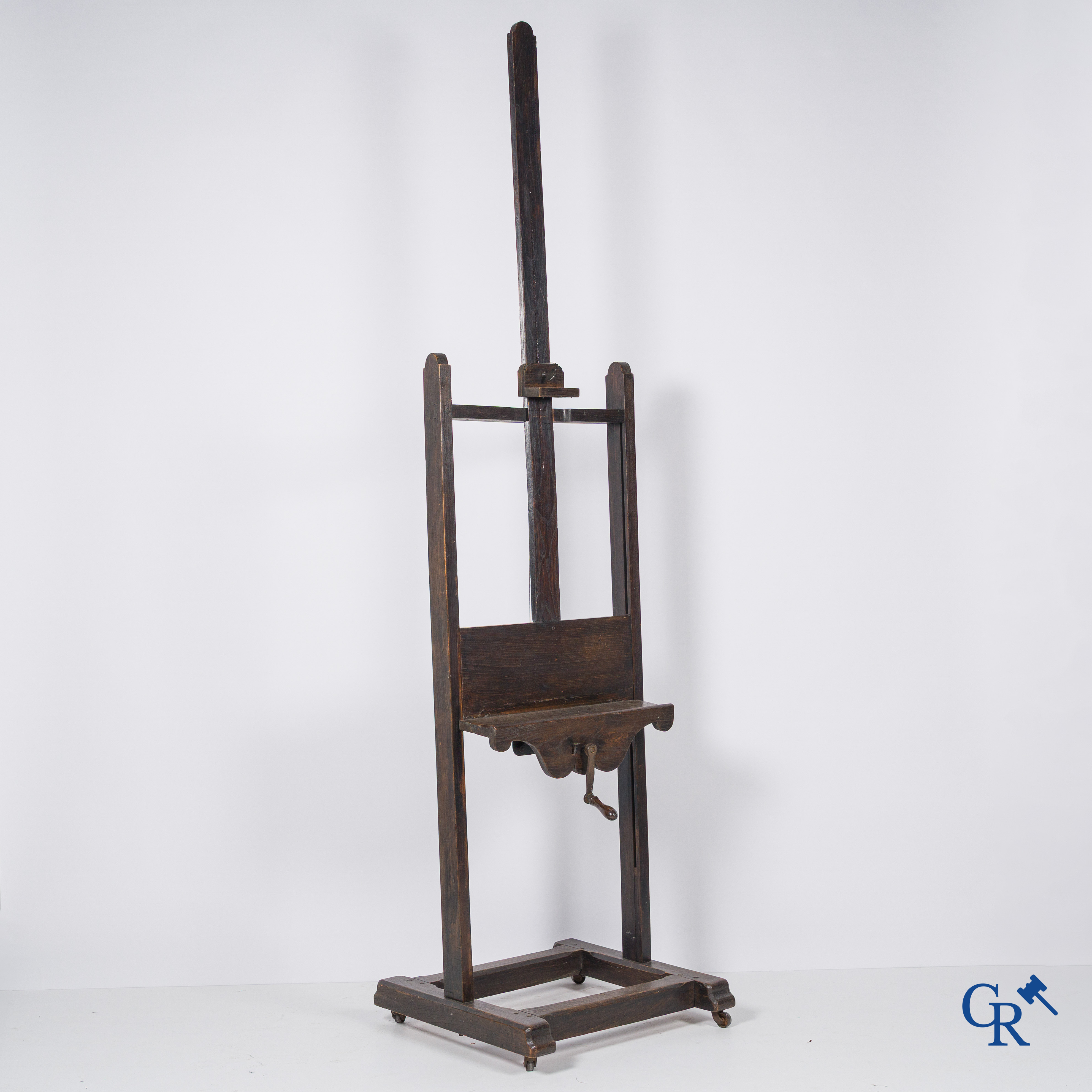 Een grote antieke atelier schildersezel met hoogteregelaar door middel van een draaikruk. 19de eeuw.