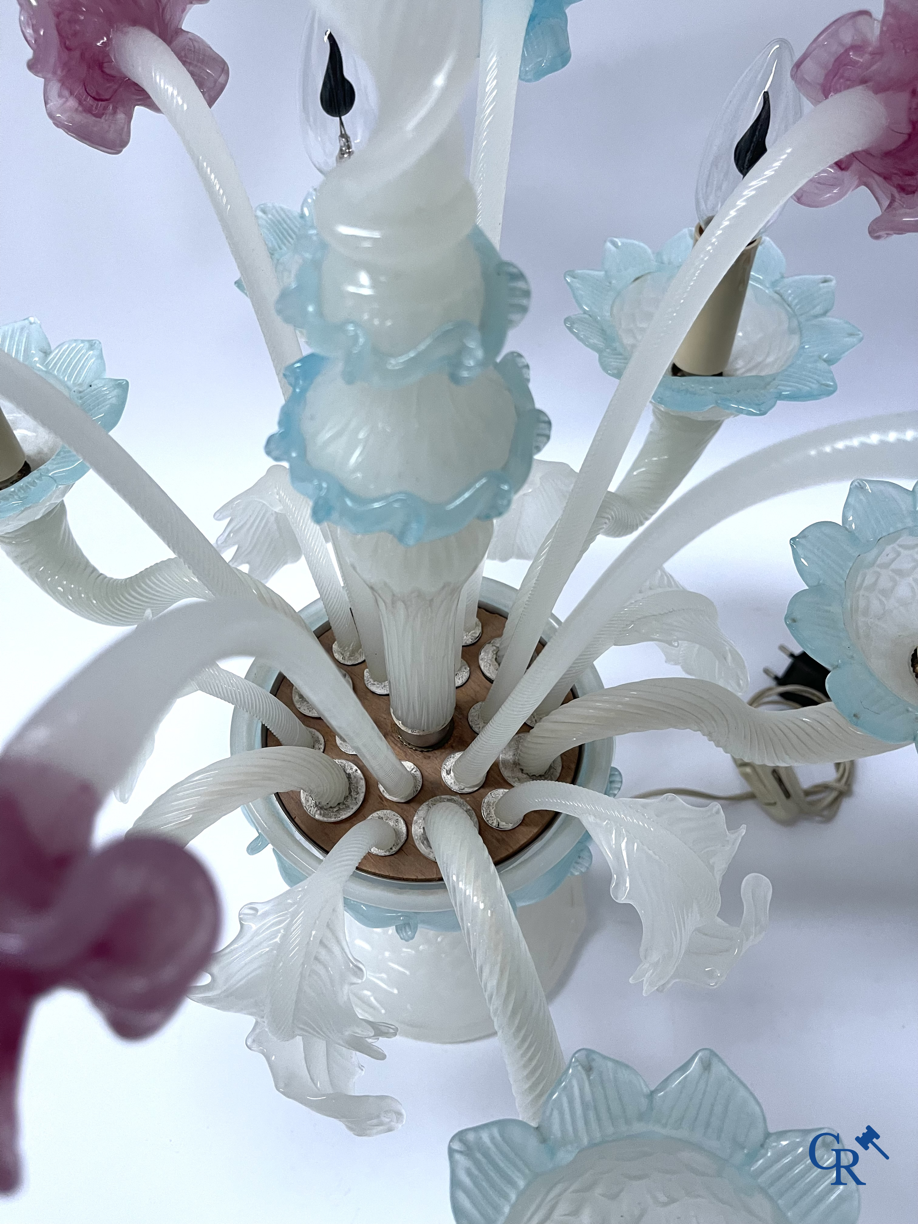 Een kavel van een Venetiaanse tafellamp, een paar grote applieken in Venetiaans glas en een Murano plafonnier.