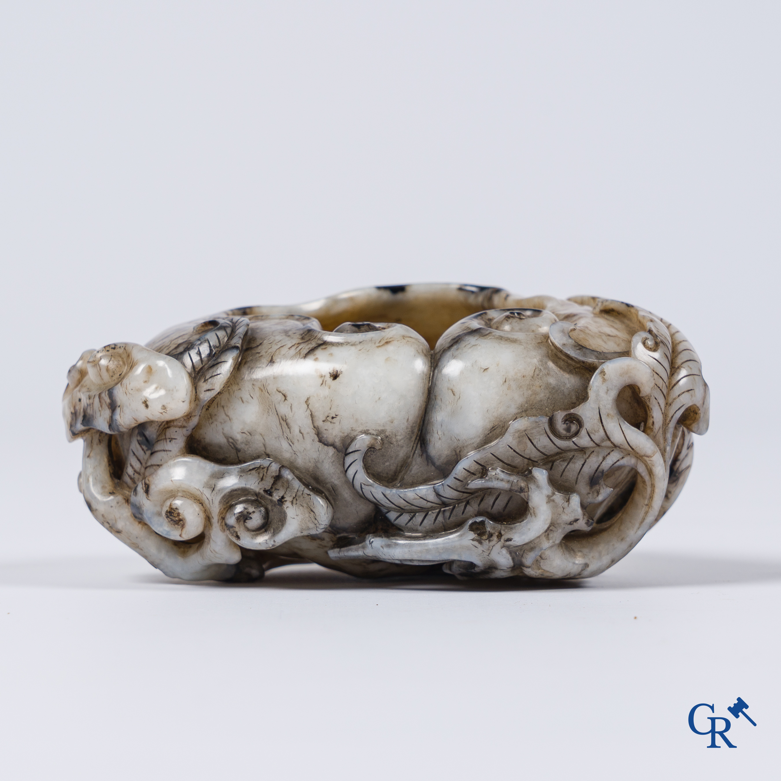 Aziatica. Een Chinese grijze en bruine jade penseelwasser of brush washer.