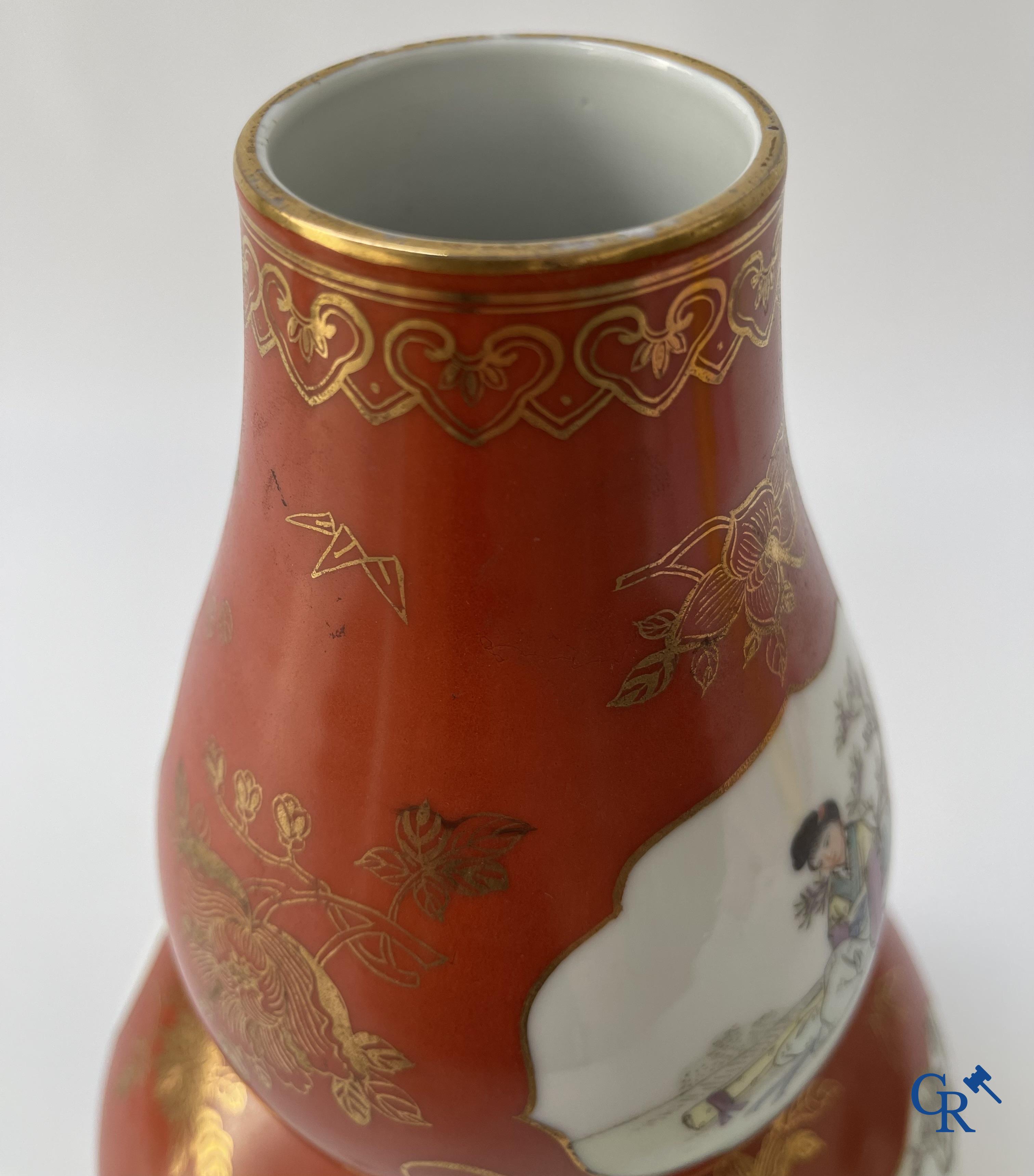 Aziatica, Chinees porselein. Een Chinese vaas met personages. Met zegelmerk. 20ste eeuw.