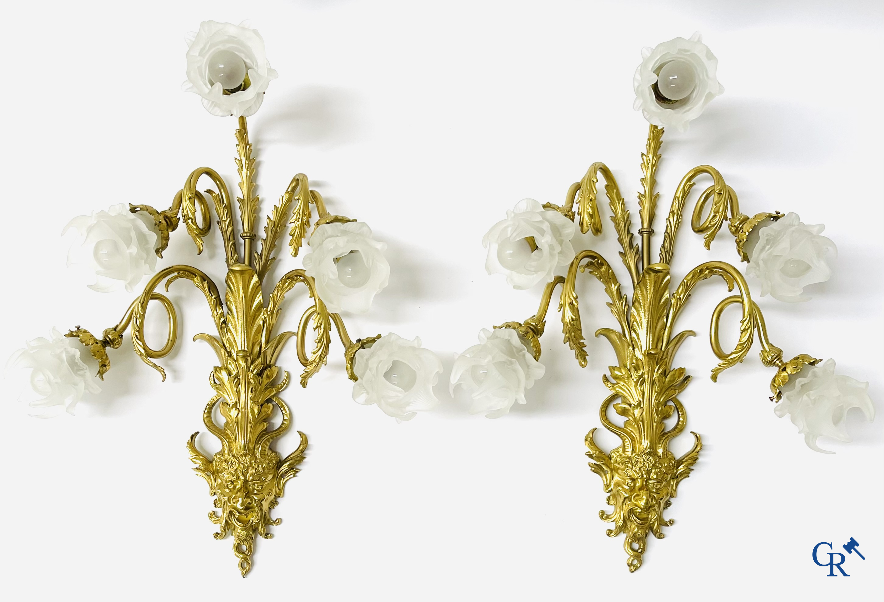 Een paar imposante bronzen wandlichten met telkens 5 lichtpunten en saterhoofden. Napoleon III-stijl.