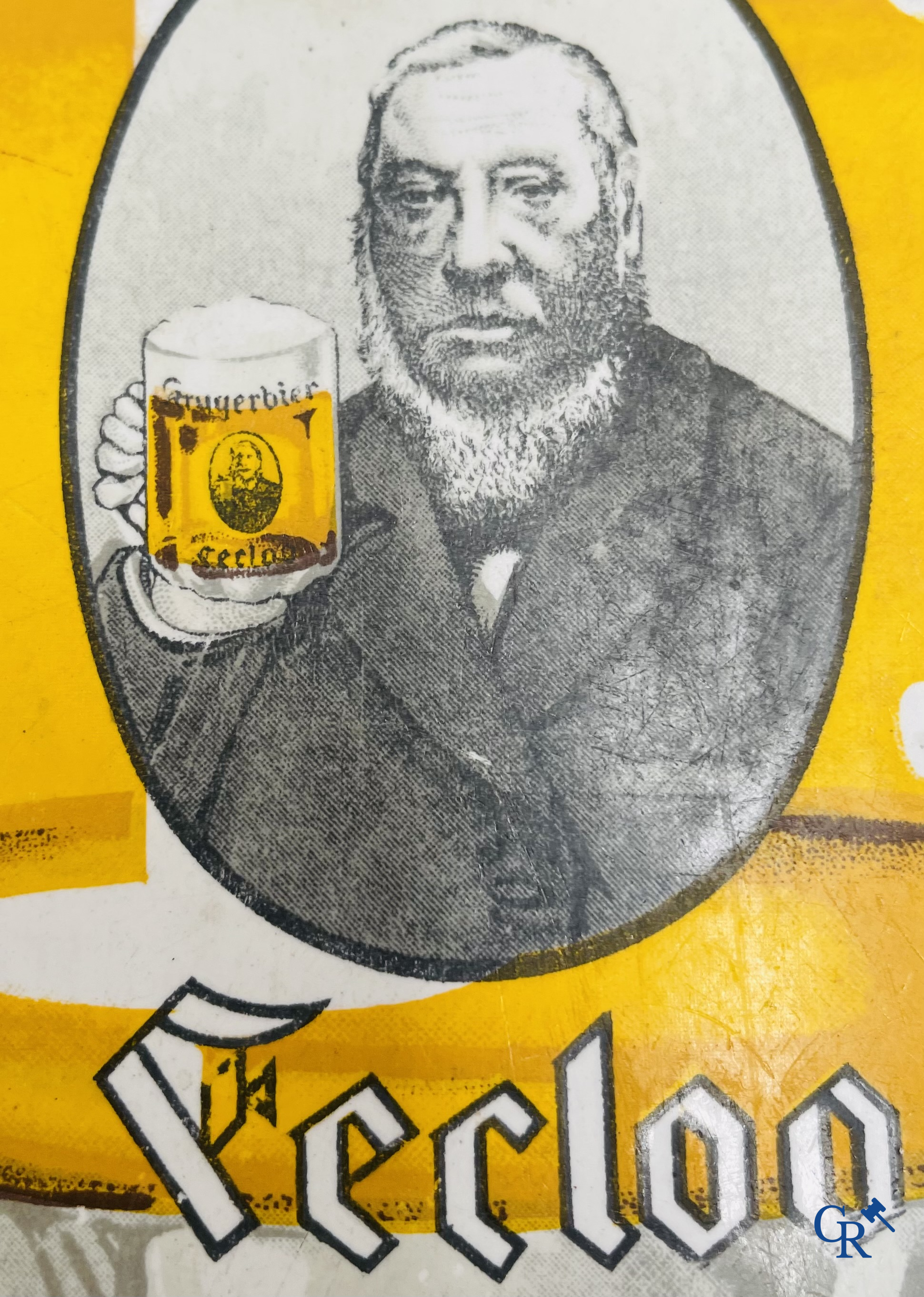 Krüger Pils Eeclo, une originale table de terrasse bistrot avec une plaque émaillée publicitaire pour la bière Krüger. Emaillerie Belge 1936.