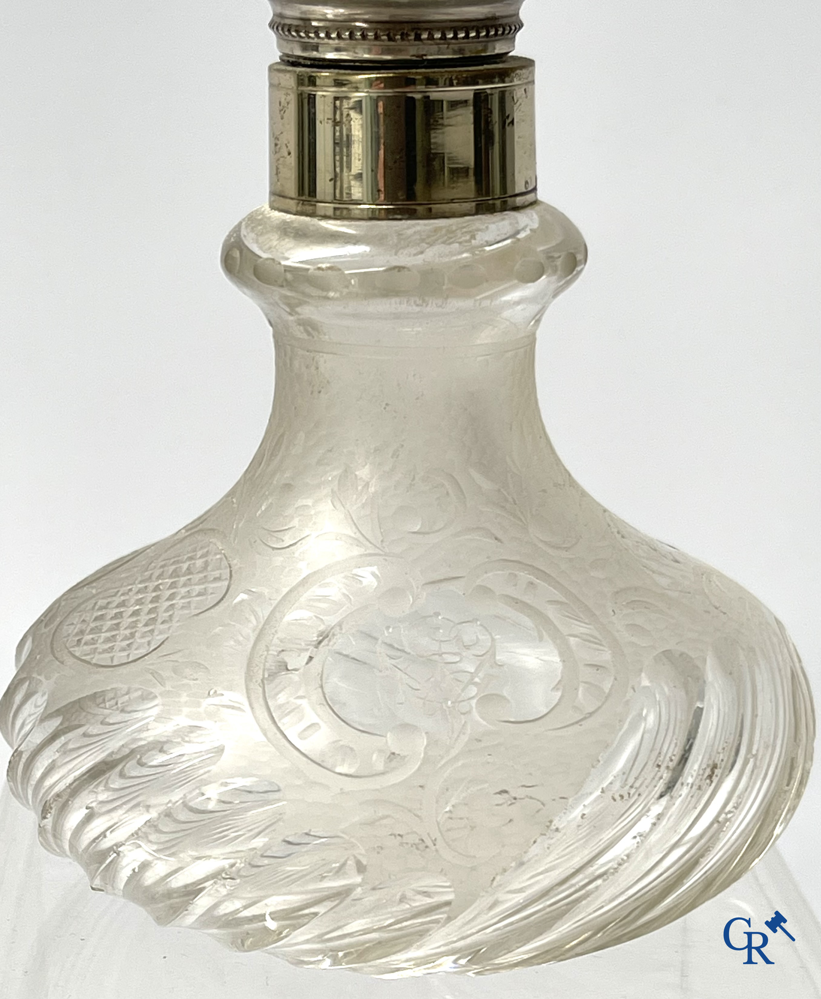 Un ensemble de toilette 7 pièces en métal argenté, cristal finement taillé et plaques émaillées.