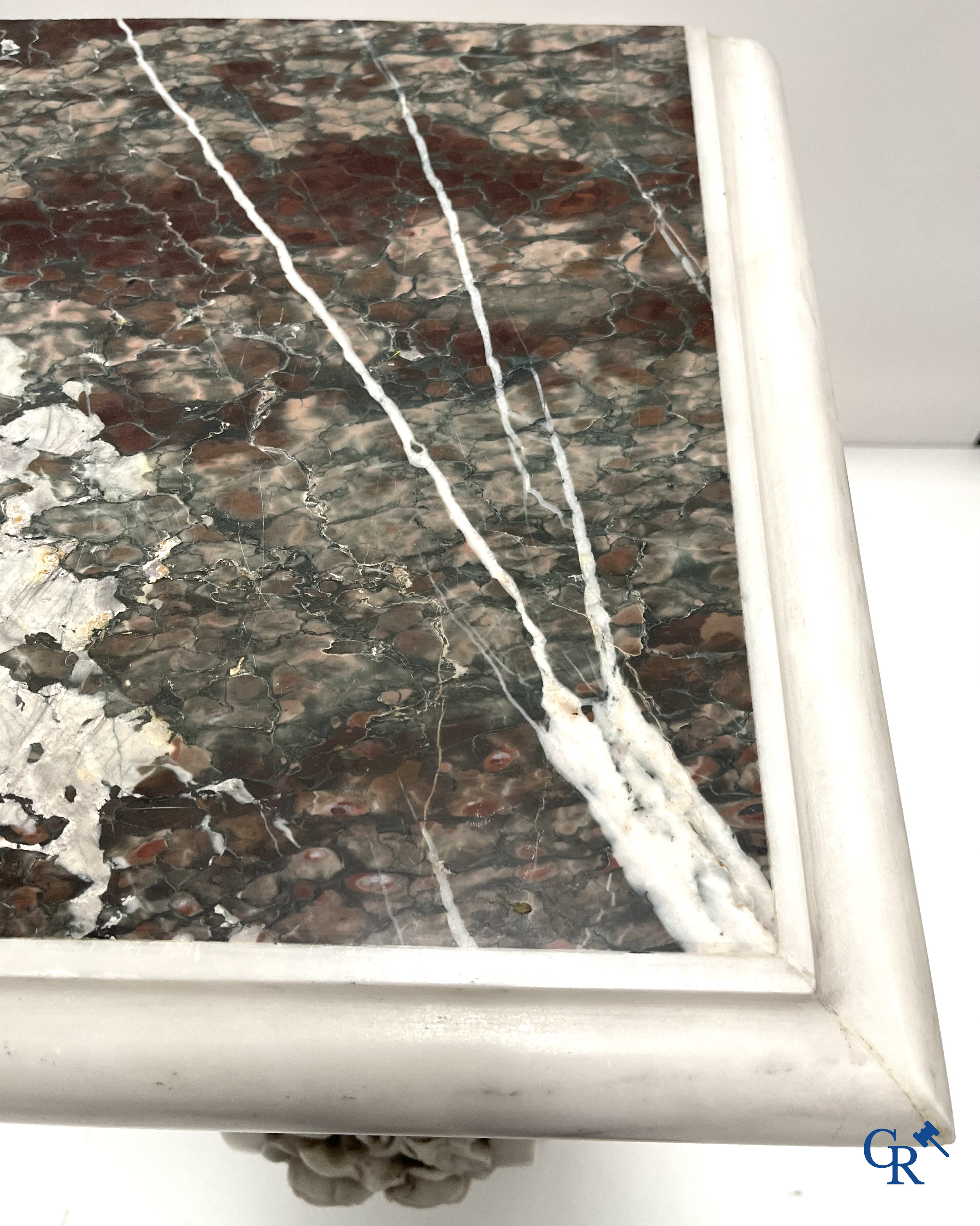 Une importante console murale en different sortes de marbre. 19ème siècle.