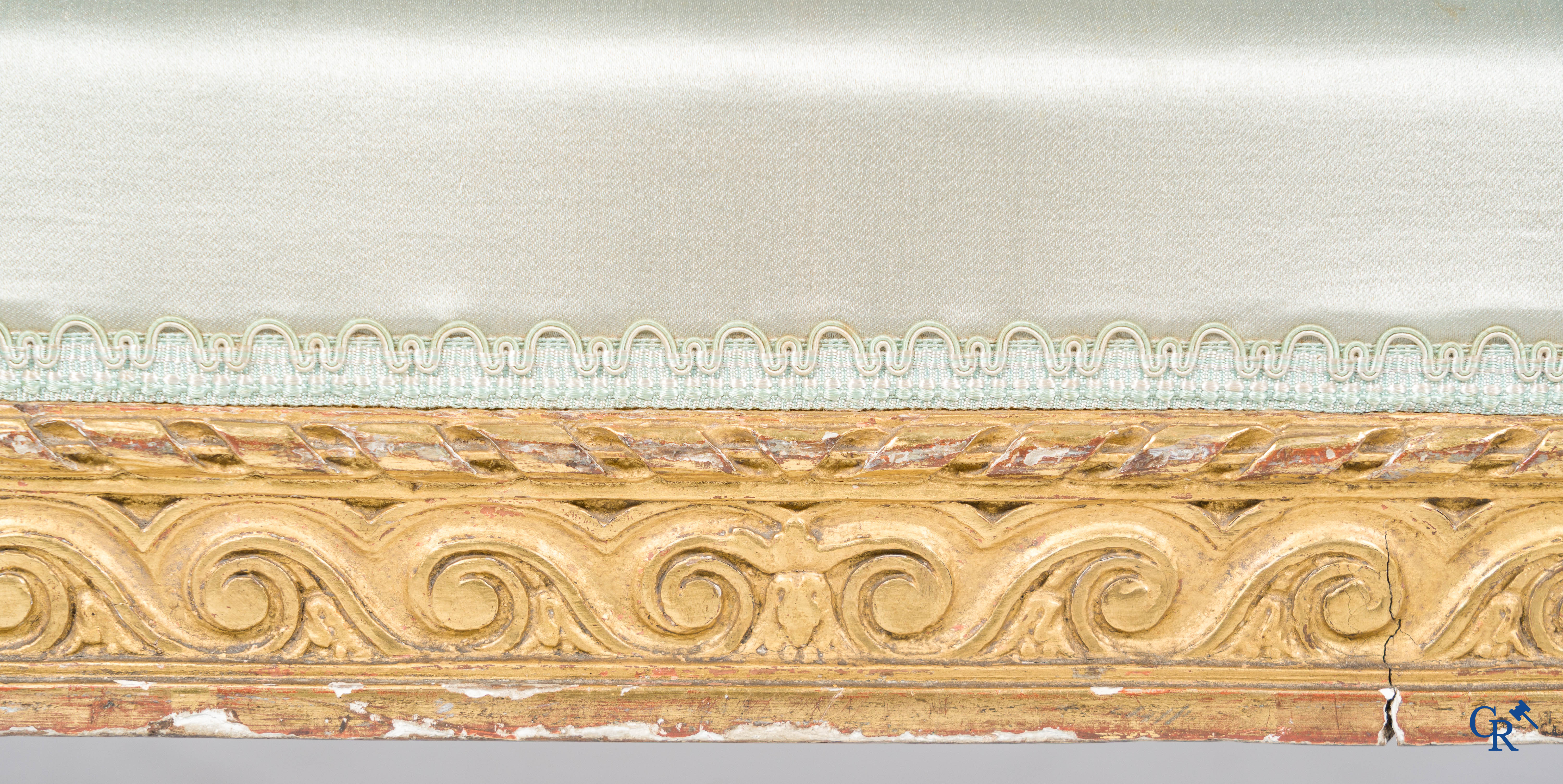 Louis XVI period. Marquise in finely sculpted and gilded wood. Late 18th century.