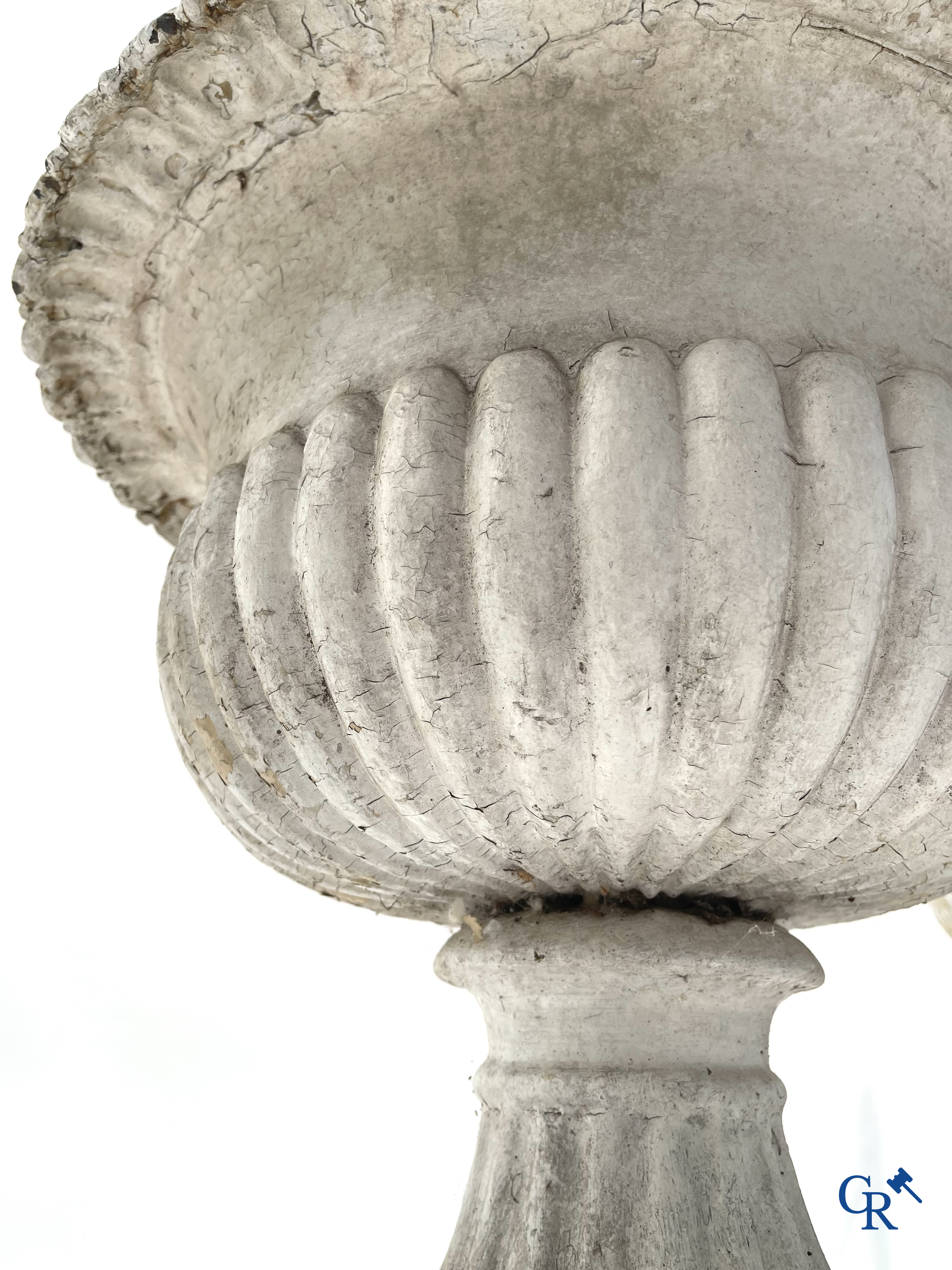 Tuindecoratie. Een paar grote gietijzer tuinvazen op sokkel. Oude patina, 19de eeuw.