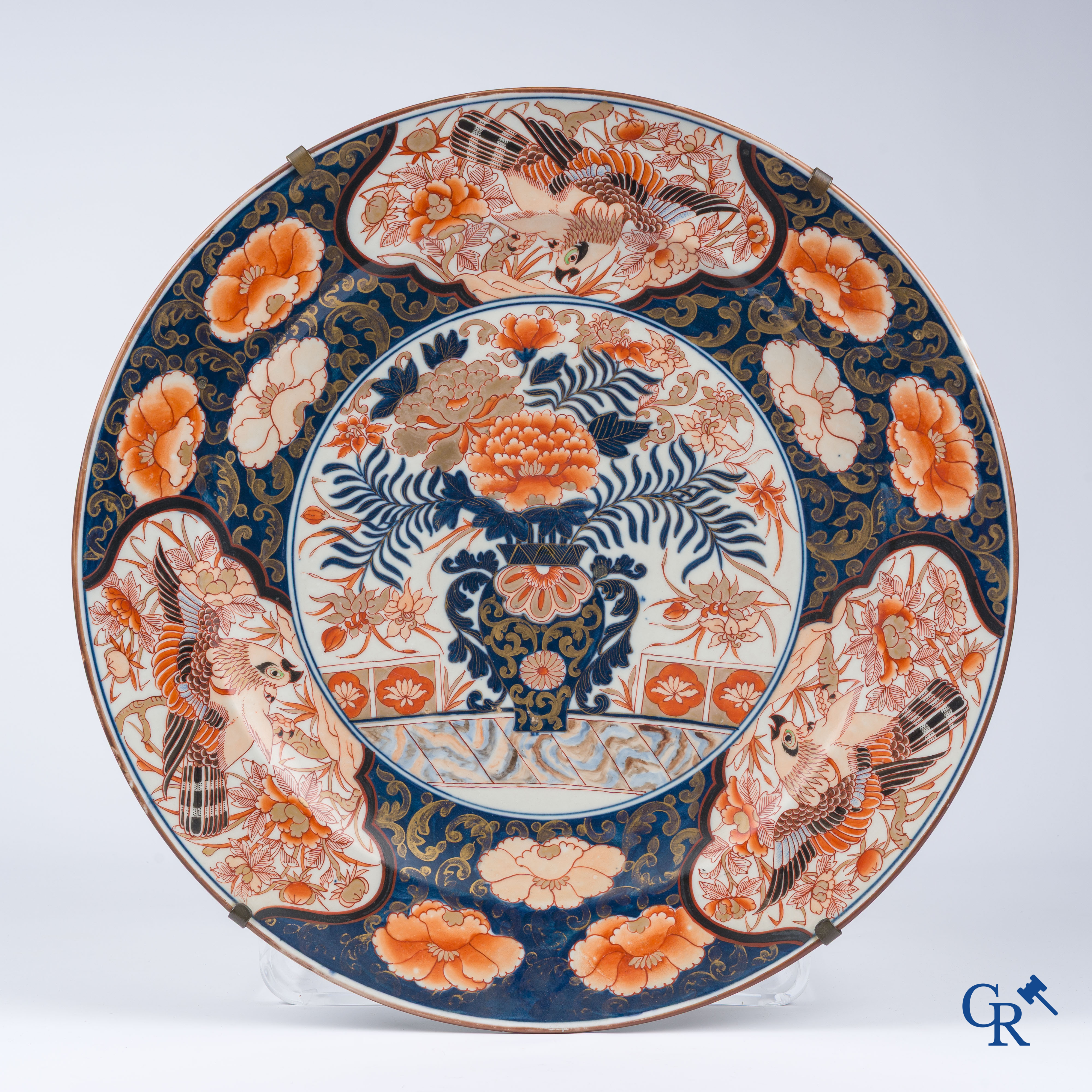 Asian Art, an imposing Japanese porcelain Imari dish. 19th century.
