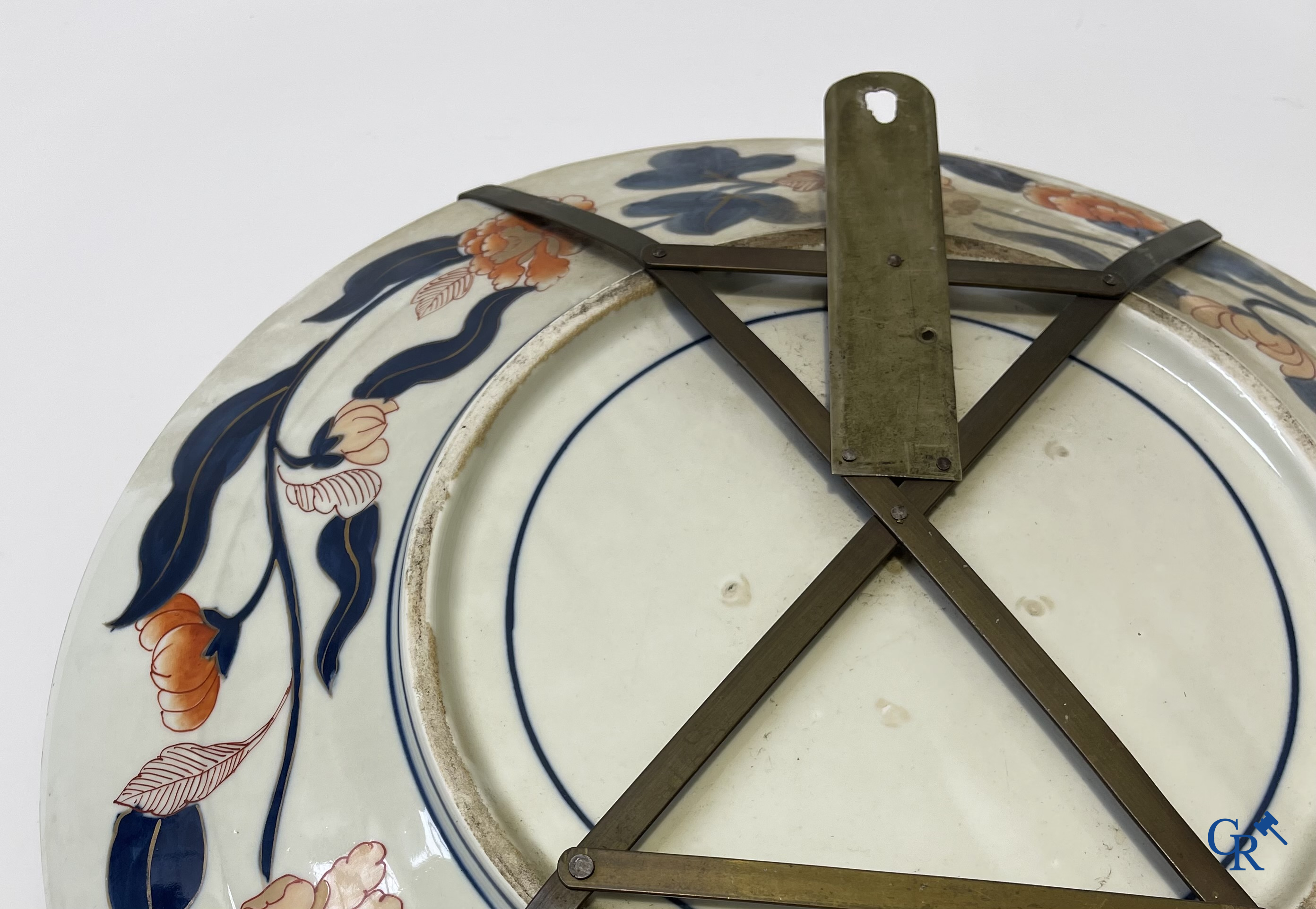 Asian Art, an imposing Japanese porcelain Imari dish. 19th century.