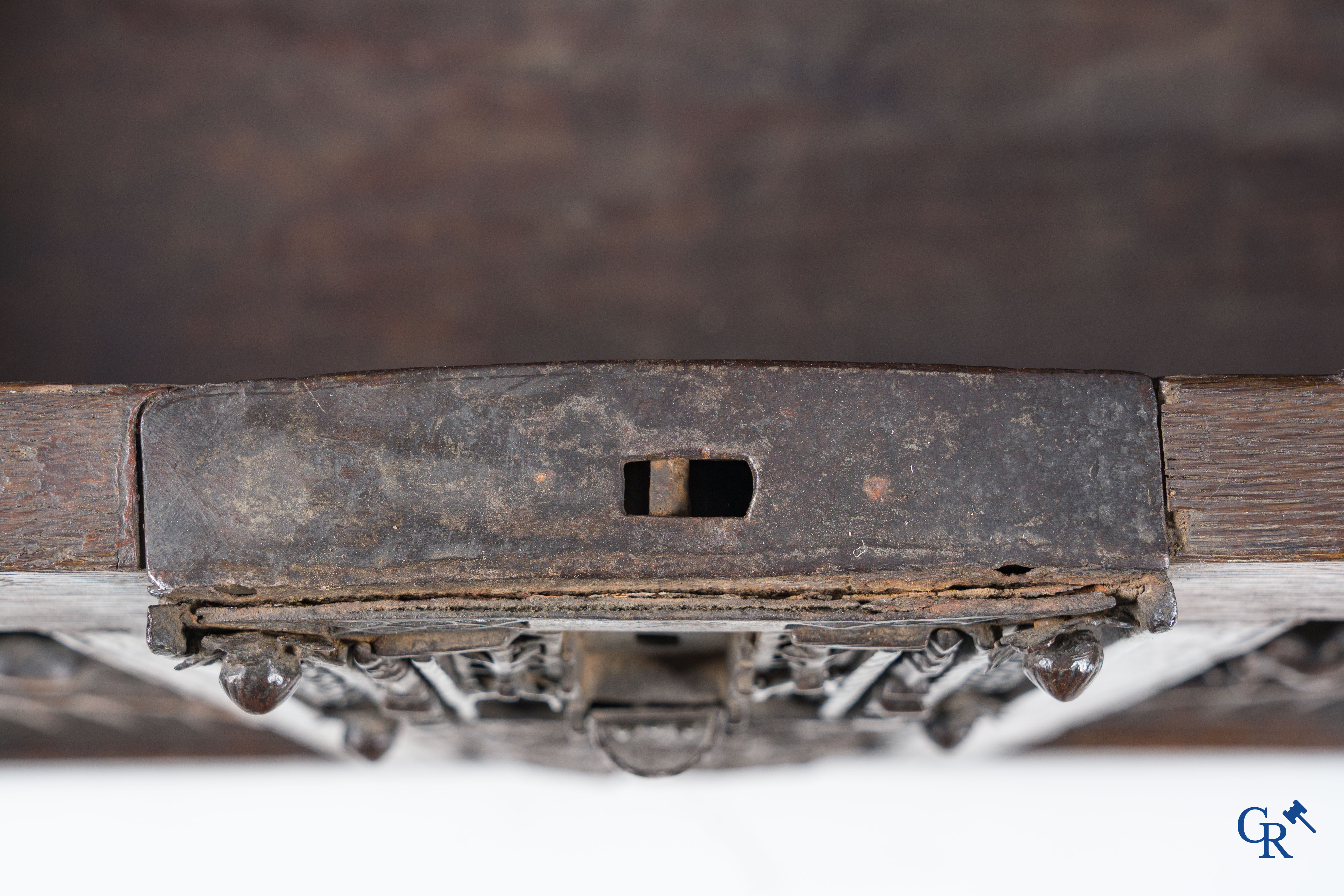 Gotiek. Een Gotische eikenhouten gesculpteerde koffer met zijn slotwerk in smeedijzer. 2de helft 15e eeuw.