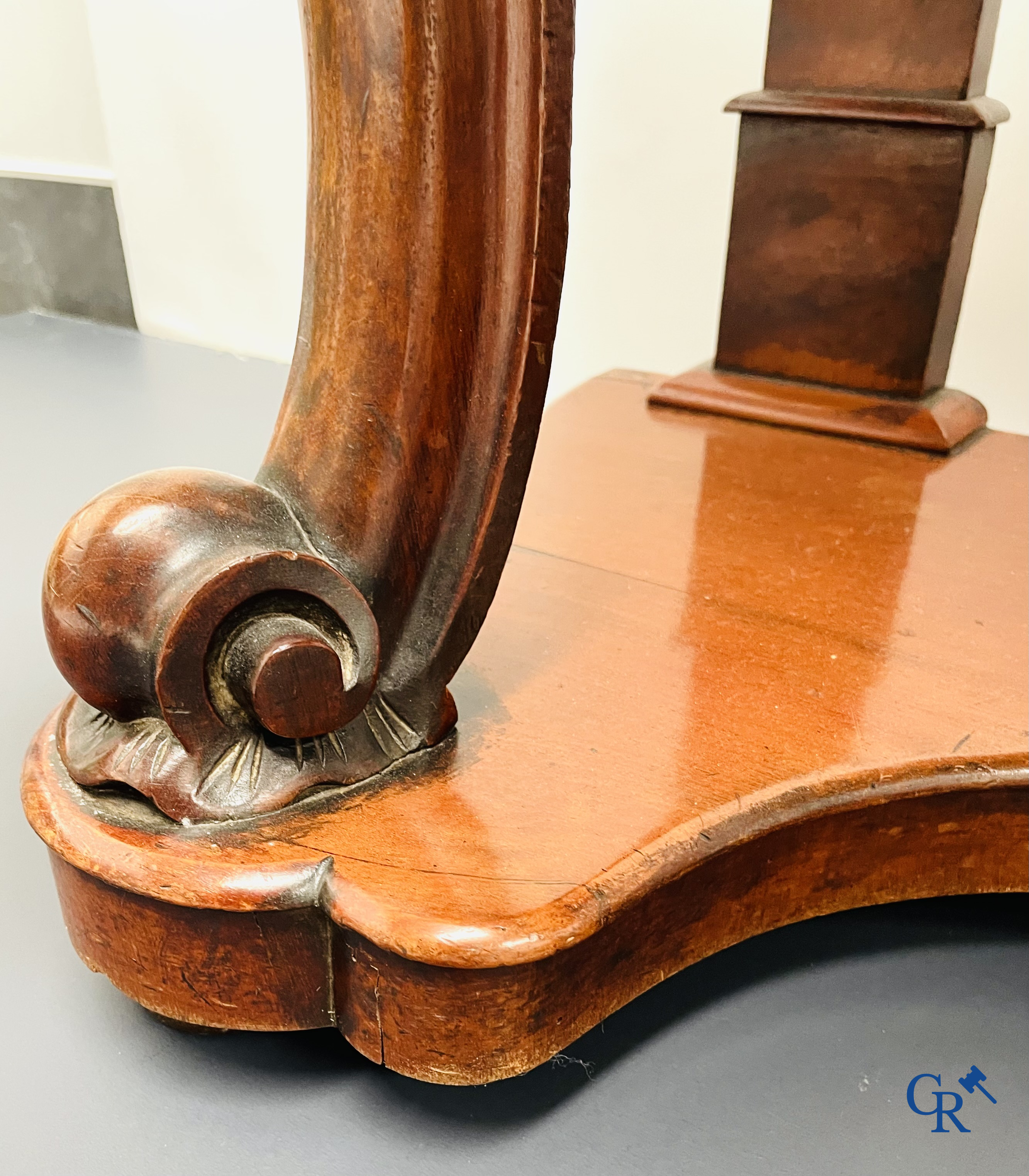 Een console met lade in mahoniehout en marmer. Louis Philippe periode.