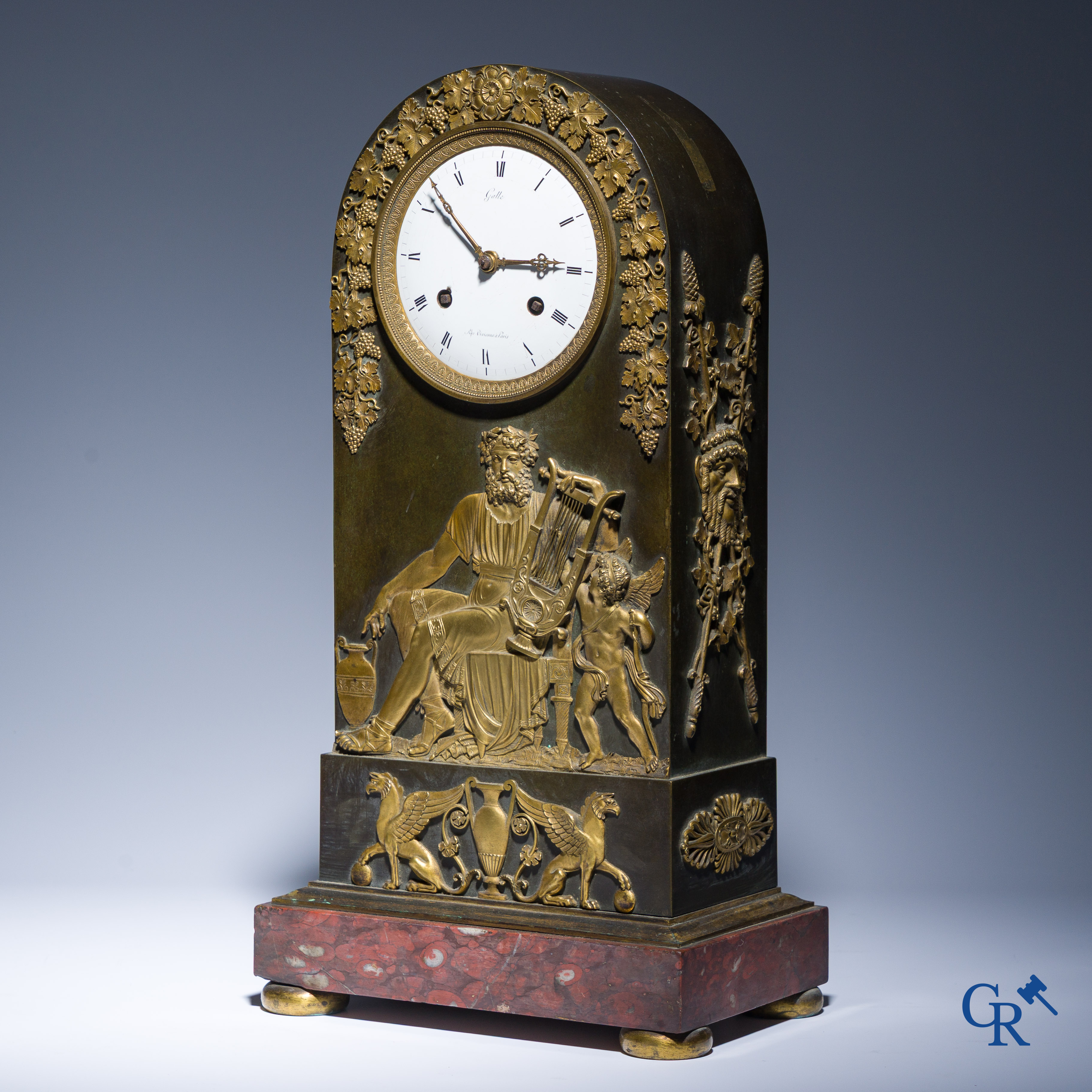 Claude Galle, Rue Vivienne à Paris. Pendule borne "Anacréon" en bronze doré et patiné. Empire, vers 1806.
