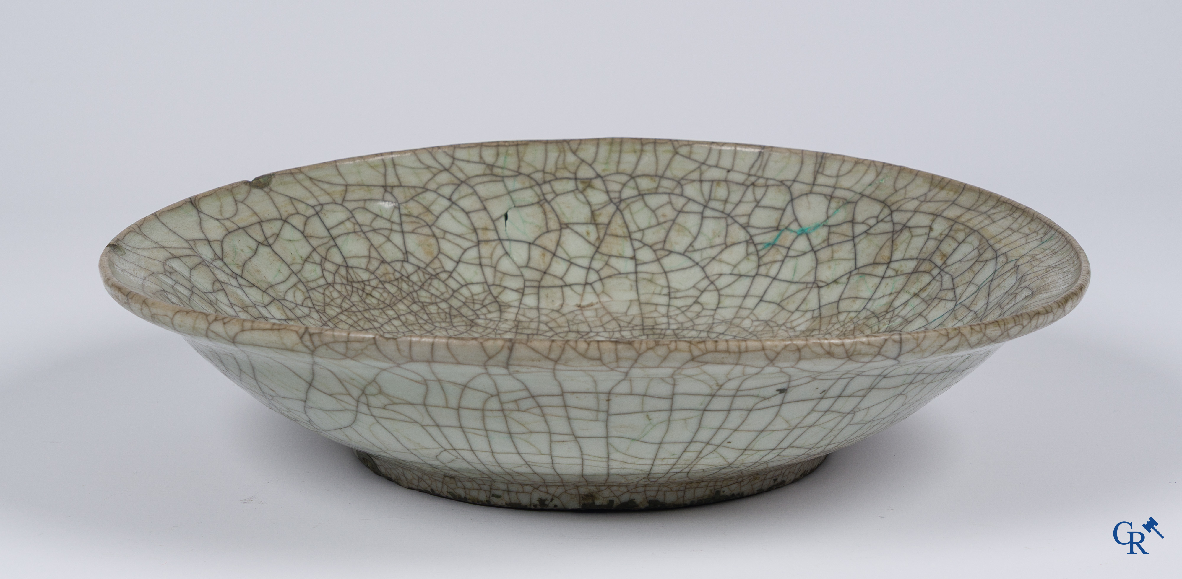 Art Asiatique, porcelaine chinoise. Un grand plat antique geyao en céramique émaillée.