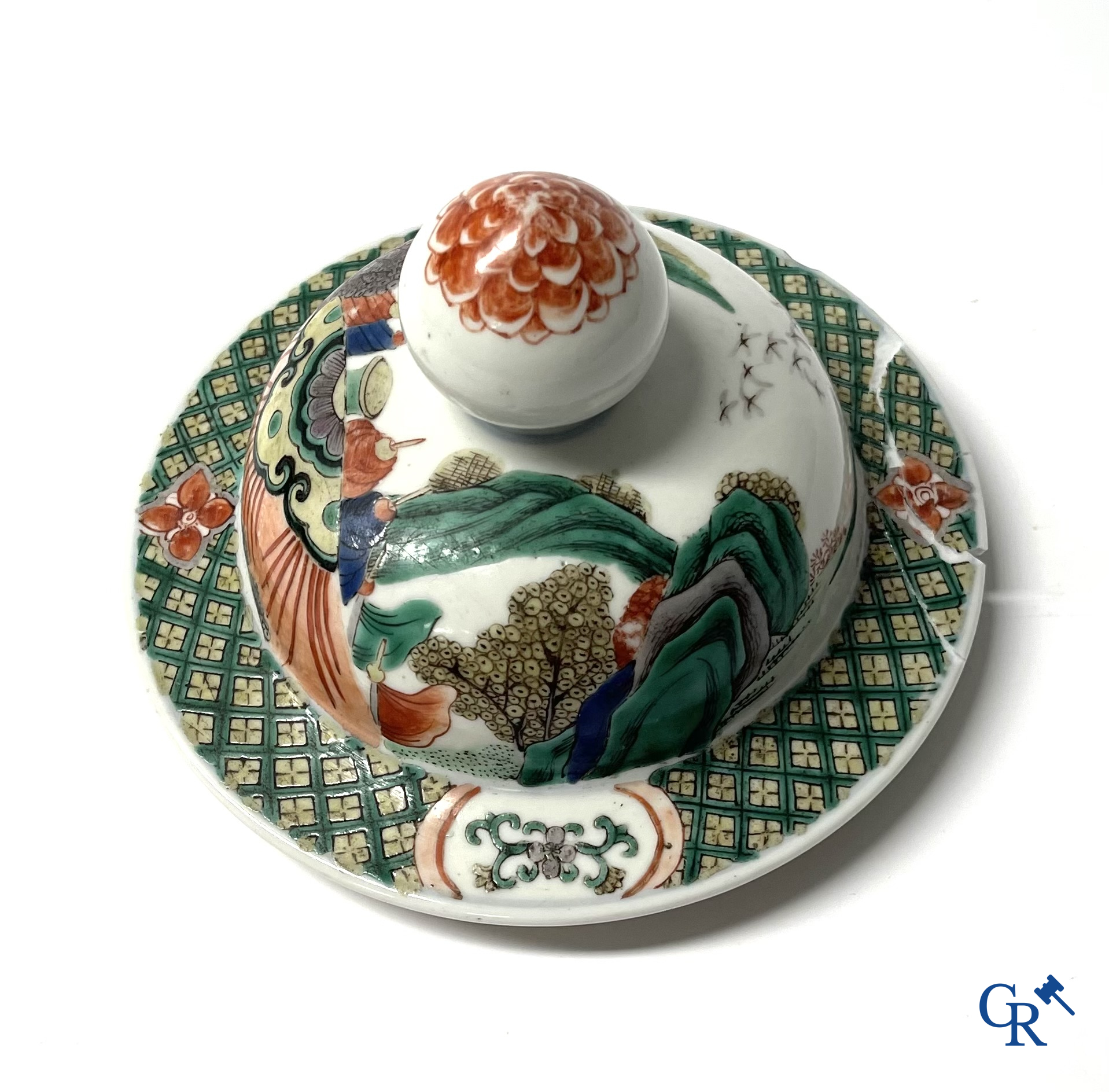 Aziatica, een Chinese famille verte dekselvaas met krijgers en paarden. 19e eeuw.