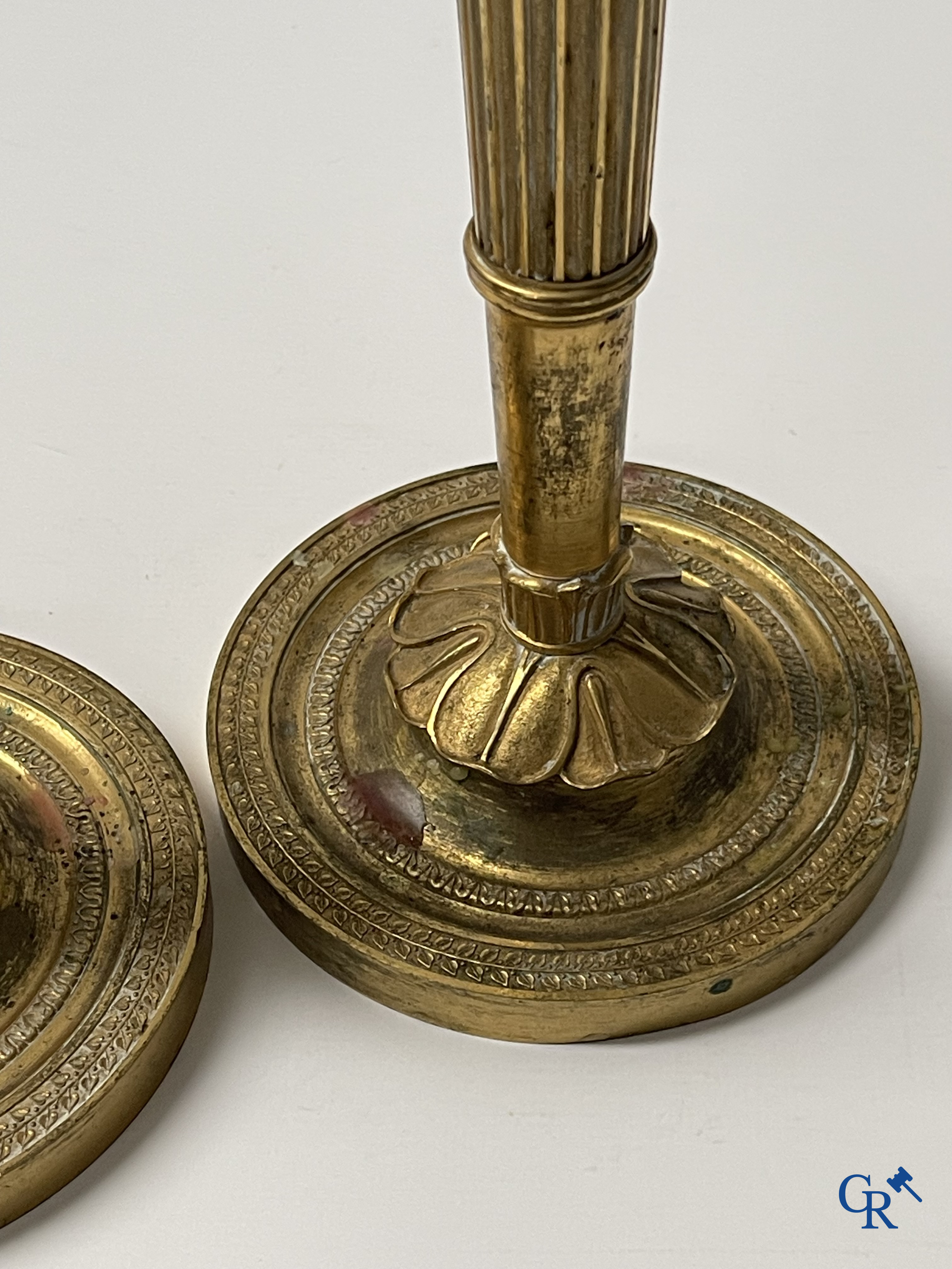 Epoque Empire, paire de bougeoirs en bronze finement ciselés et dorés. France, début du 19ème siècle.