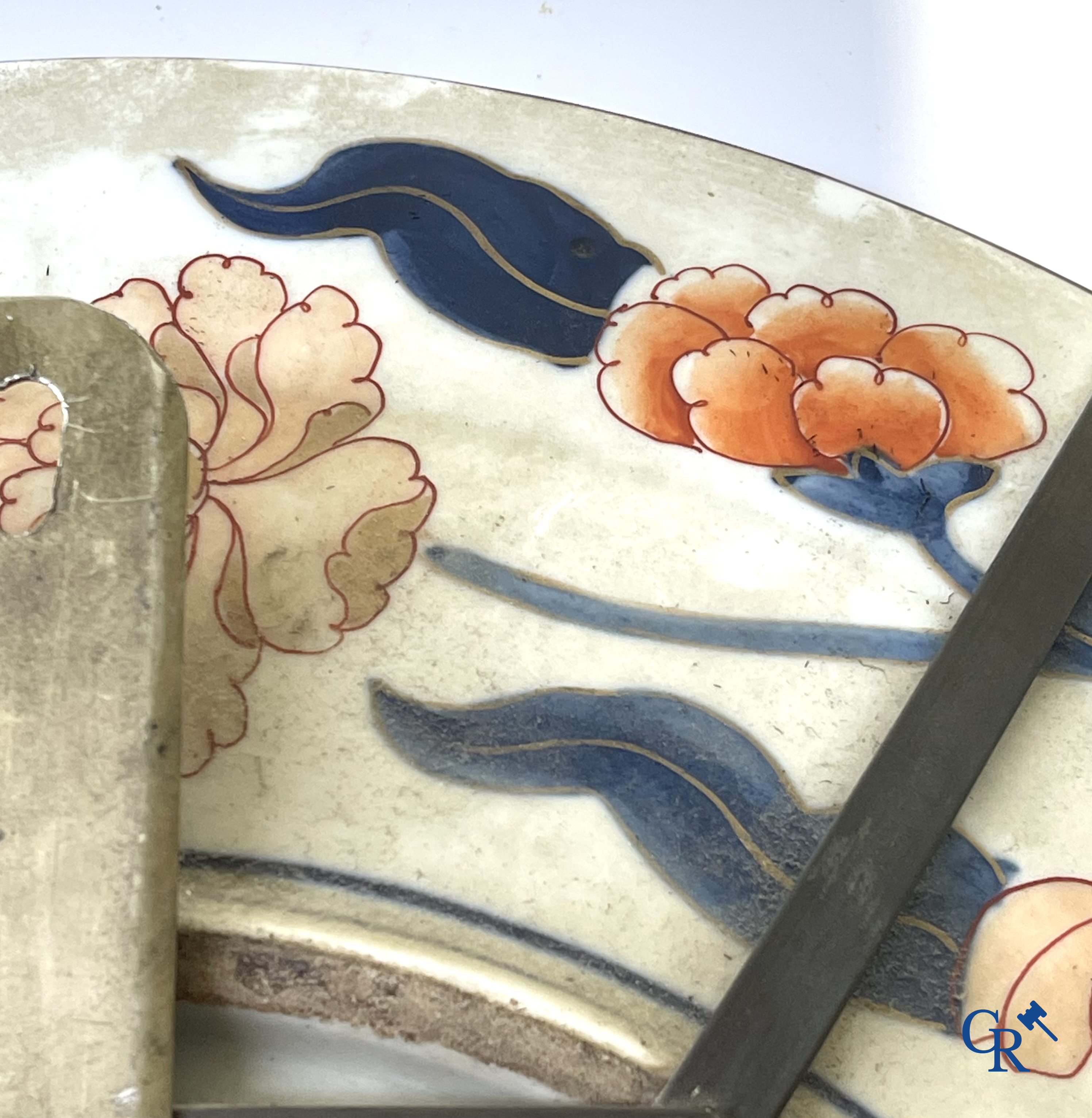 Asian Art, an imposing Japanese porcelain Imari dish. 19th century.
