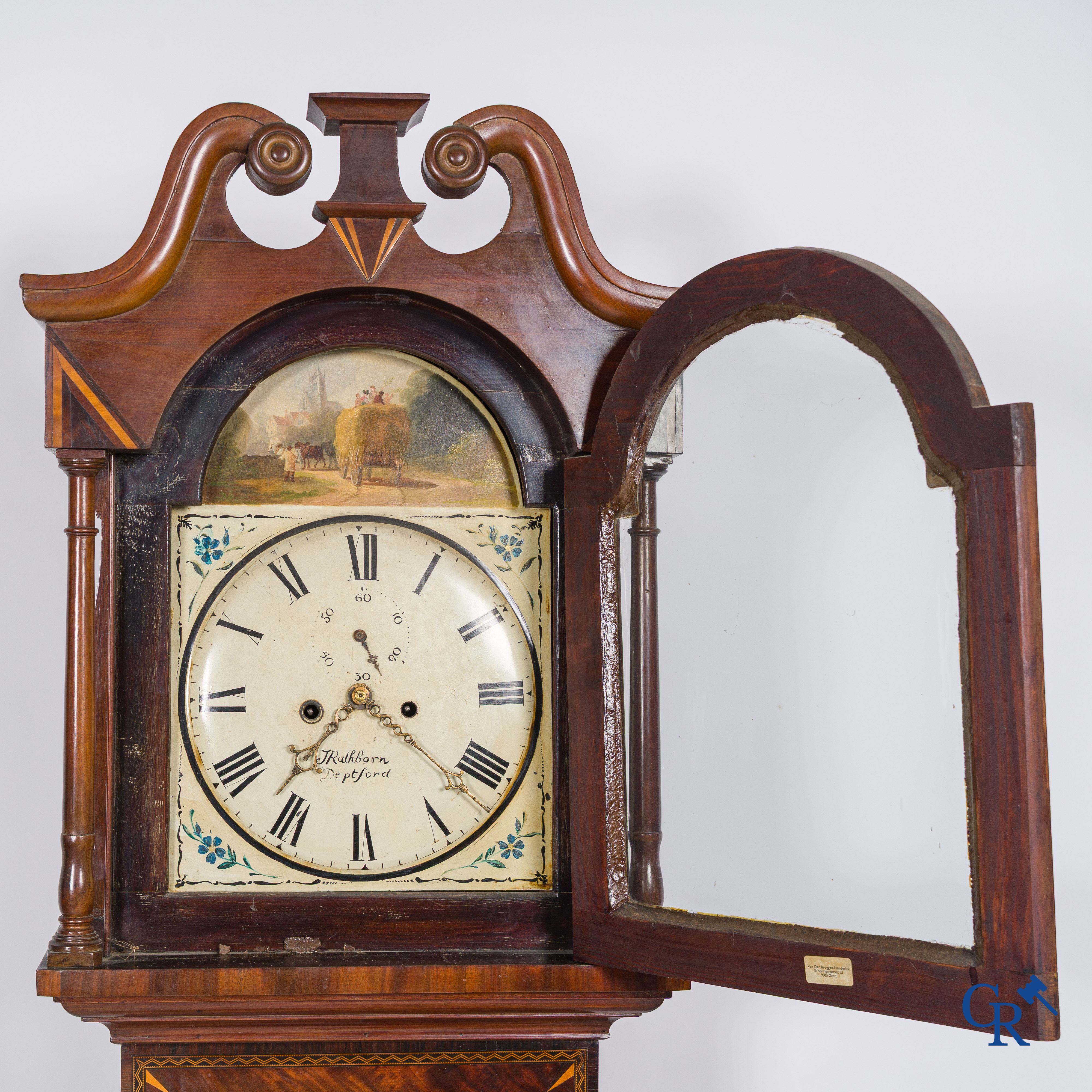 Een kavel diverse meubels. Een Engelse staande klok, salontafel met marqueterie, Napoleon III speeltafel, 4 stoelen.