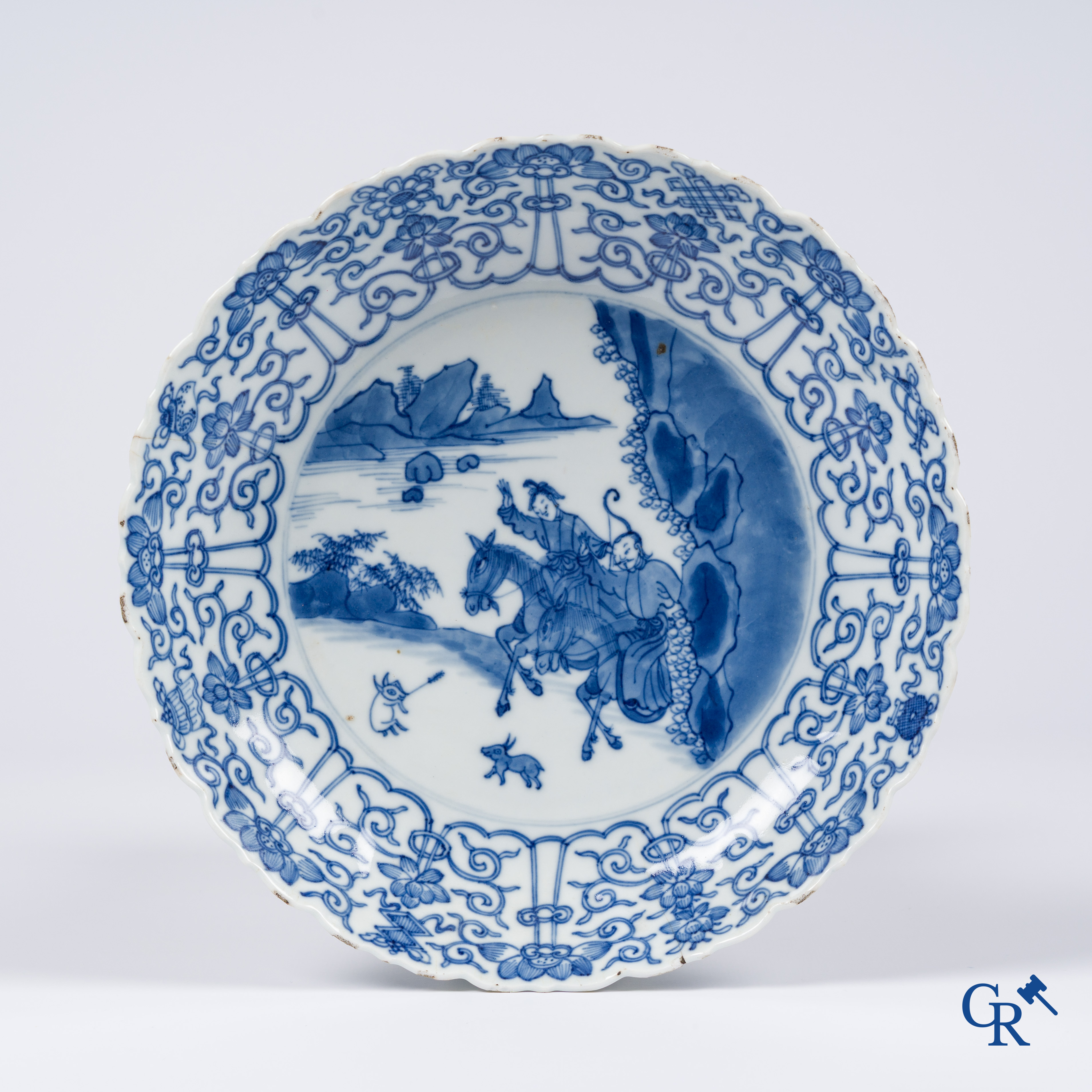 Aziatica, Chinees porselein. Een blauw-wit bord met gelobde rand. Chenghua merk.