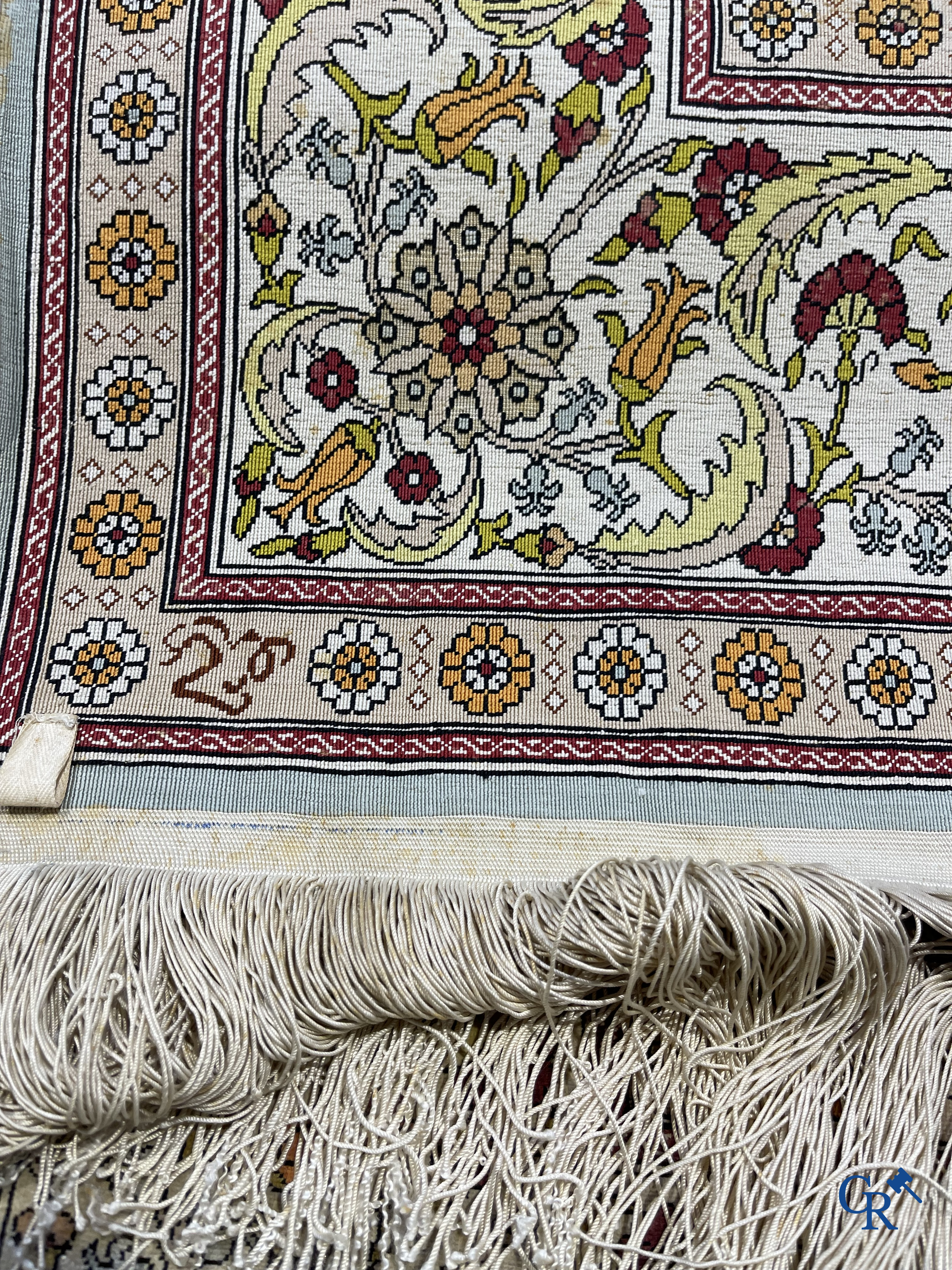 Oosterse tapijten. Een gesigneerd zijden tapijt met geometrisch motief.