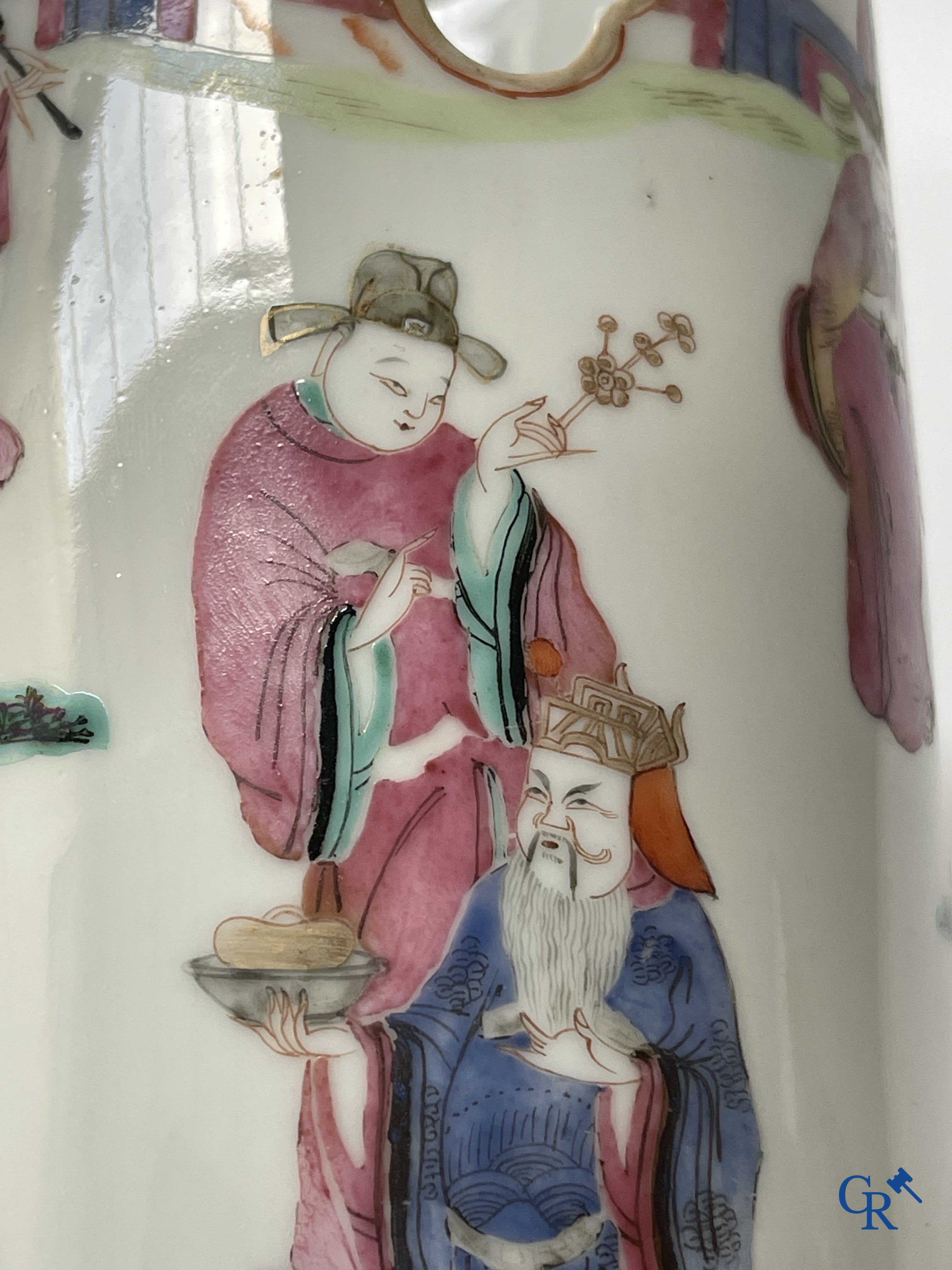 Aziatica, Chinees porselein. Een Chinese famille rose hoeden staander. Gemerkt. 19de eeuw.