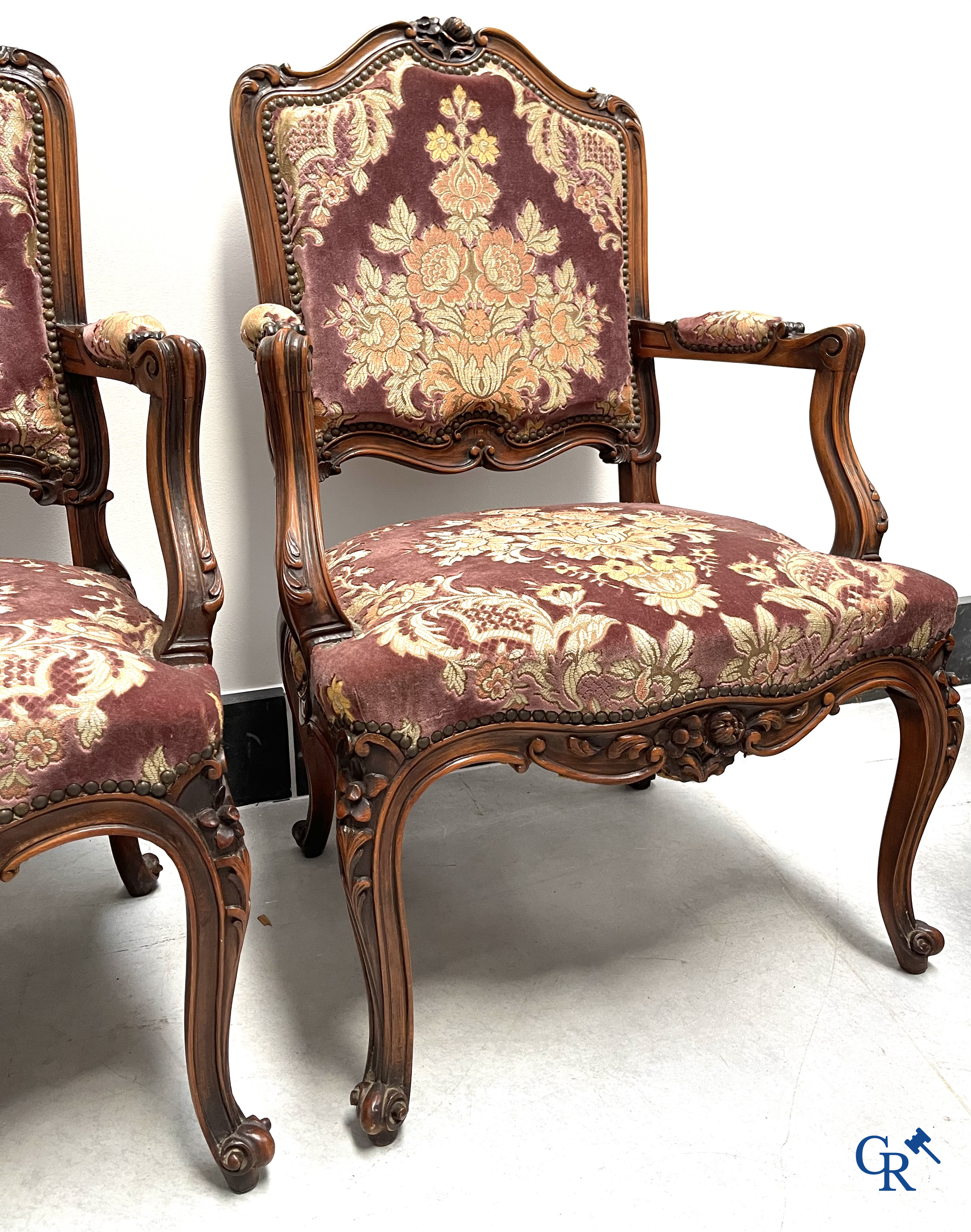 Une série de 4 fauteuils en bois sculpté, style LXV.