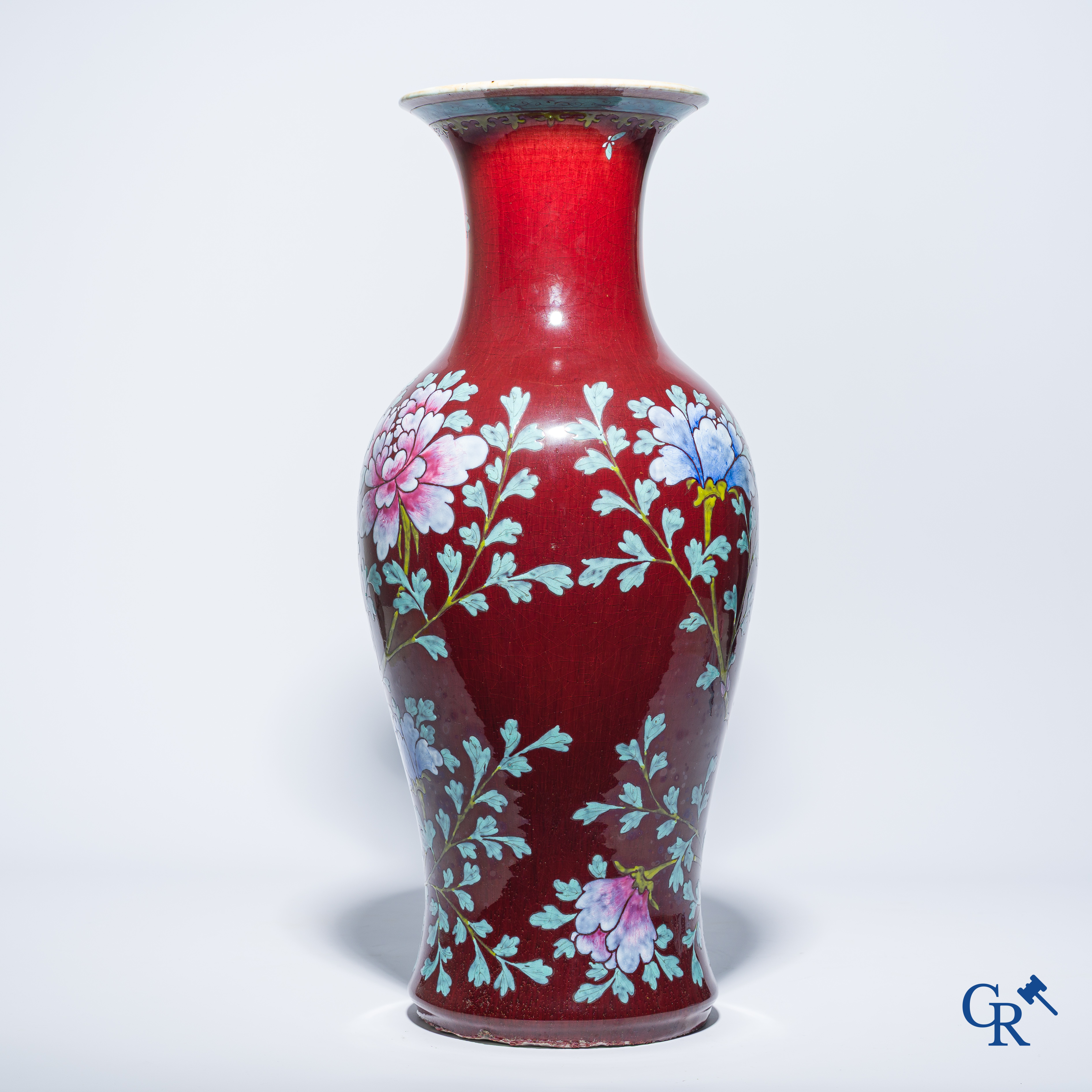 Asian Art, a Chinese porcelain sang the boeuf vase with overglaze decor of phoenixes. 19th century.