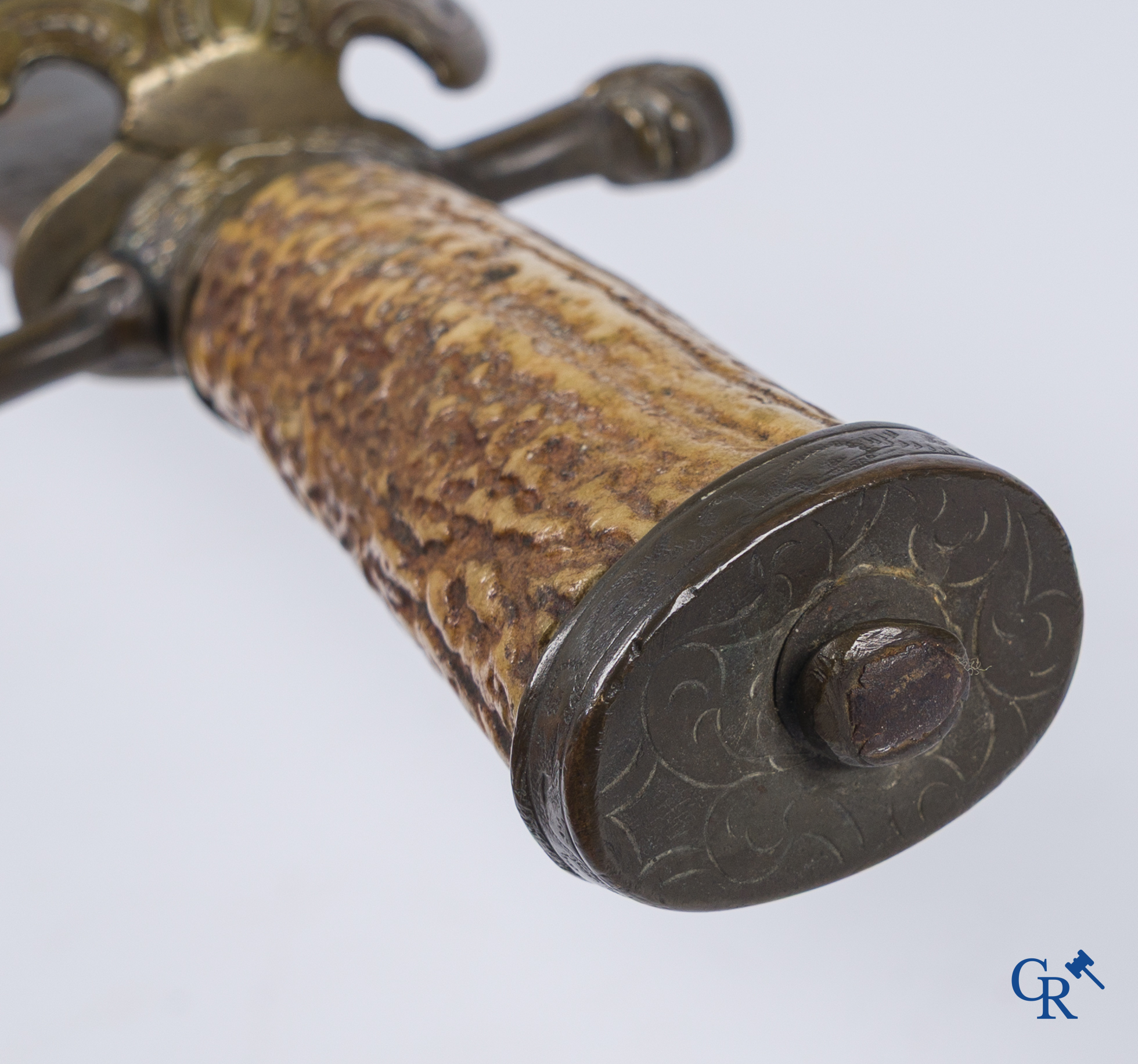 Une ancienne dague de chasse et une épée. XVIIe-XVIIIe siècle.