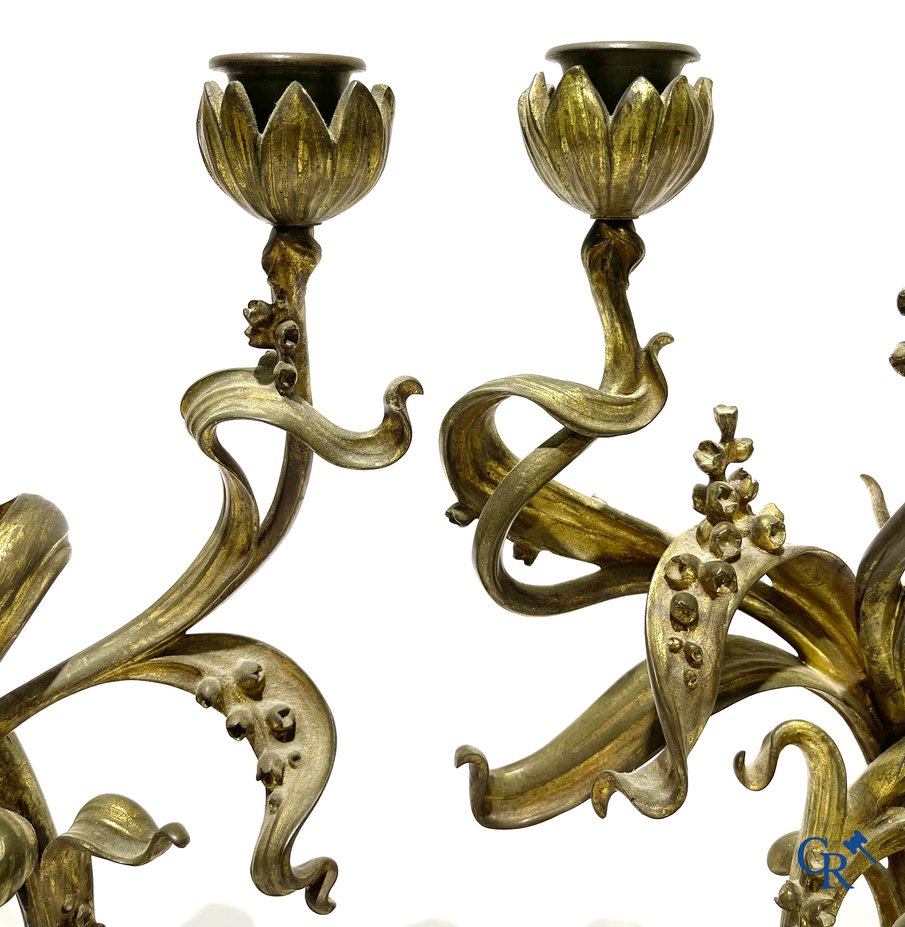 Art Nouveau, een 3-delige bronzen schouwgarnituur in Jugendstil. Circa 1900.