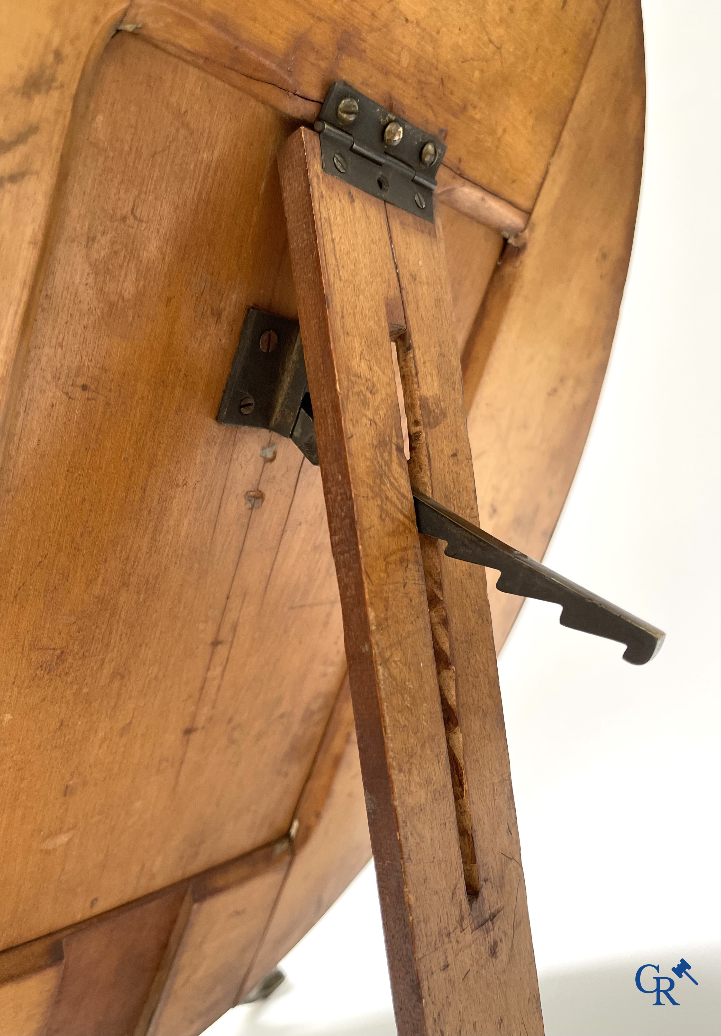 Un ensemble de toilette 7 pièces en métal argenté, cristal finement taillé et plaques émaillées.