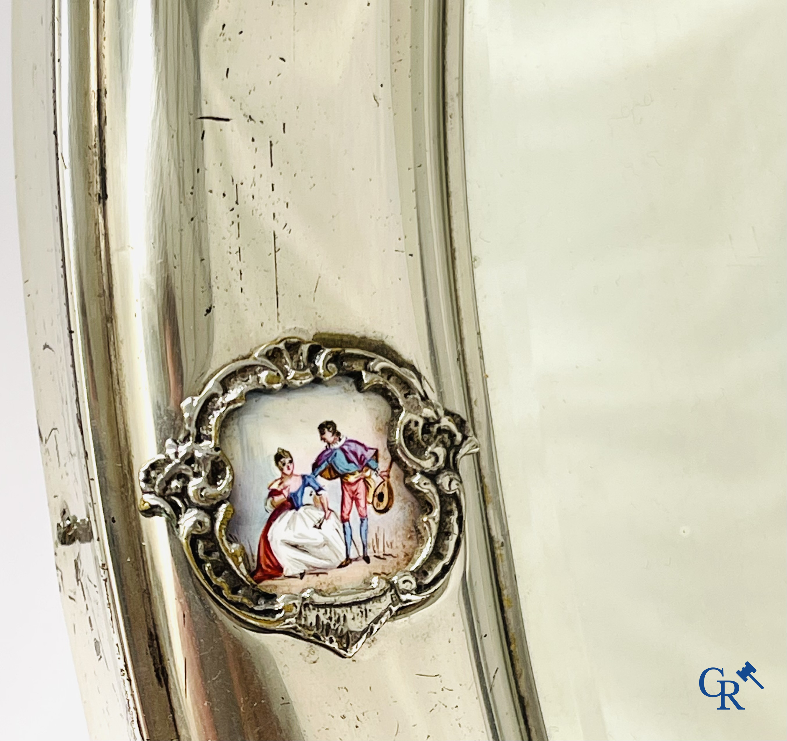 Un ensemble de toilette 7 pièces en métal argenté, cristal finement taillé et plaques émaillées.