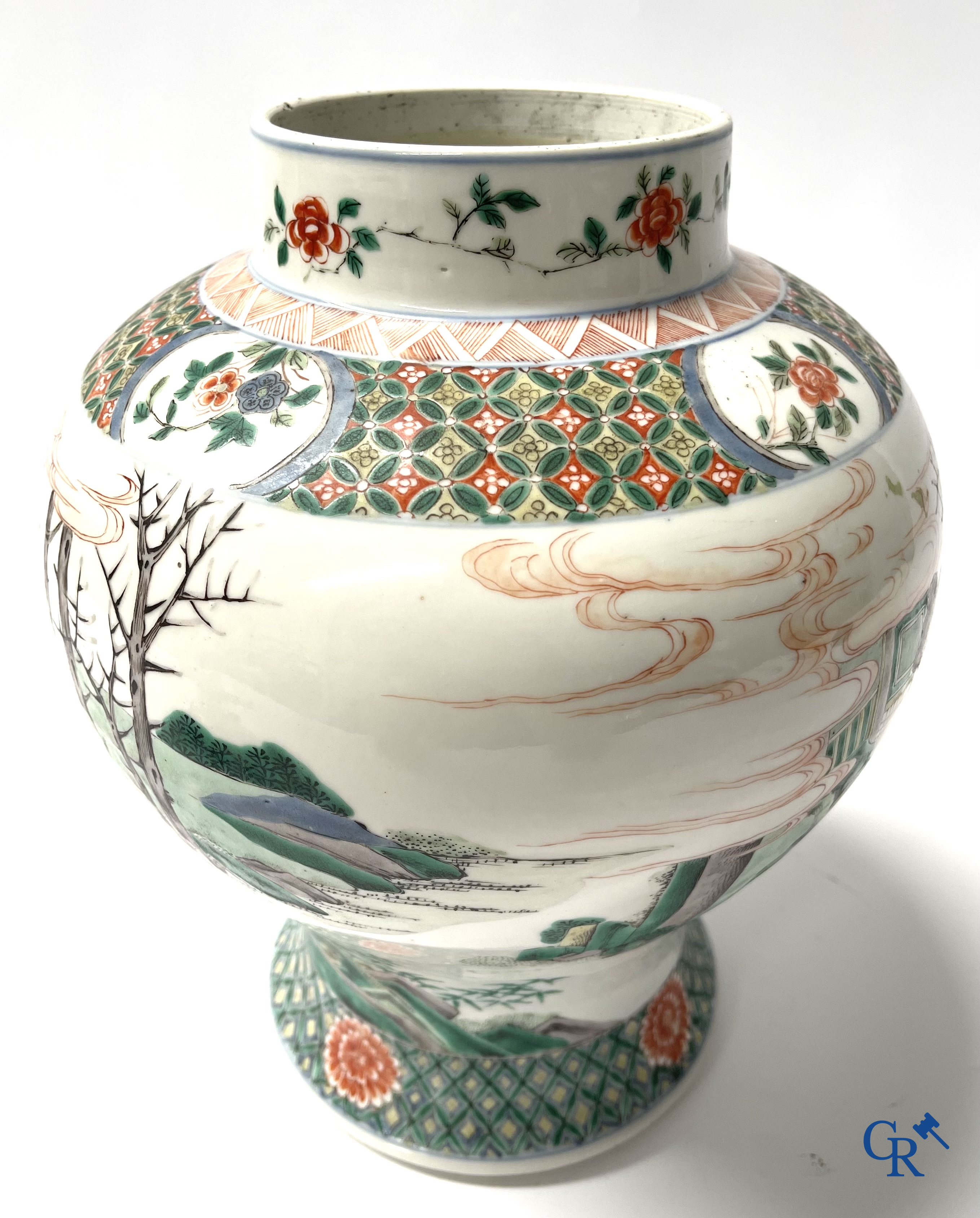 Aziatica, een Chinese famille verte dekselvaas met krijgers en paarden. 19e eeuw.