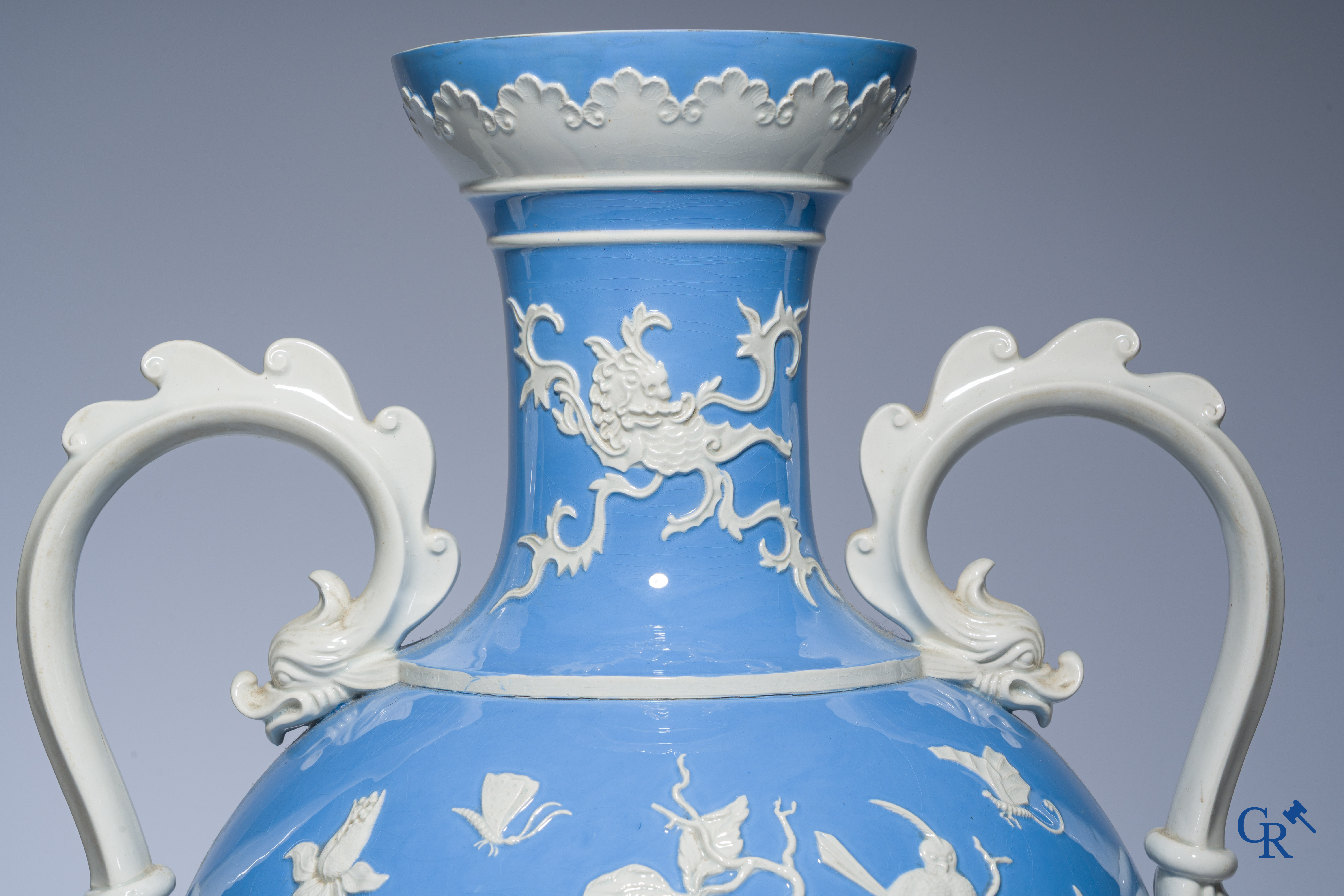 Exceptional and imposing vase in faience with an Asian decor. In the style of Wedgwood or Mintons. 19th century.