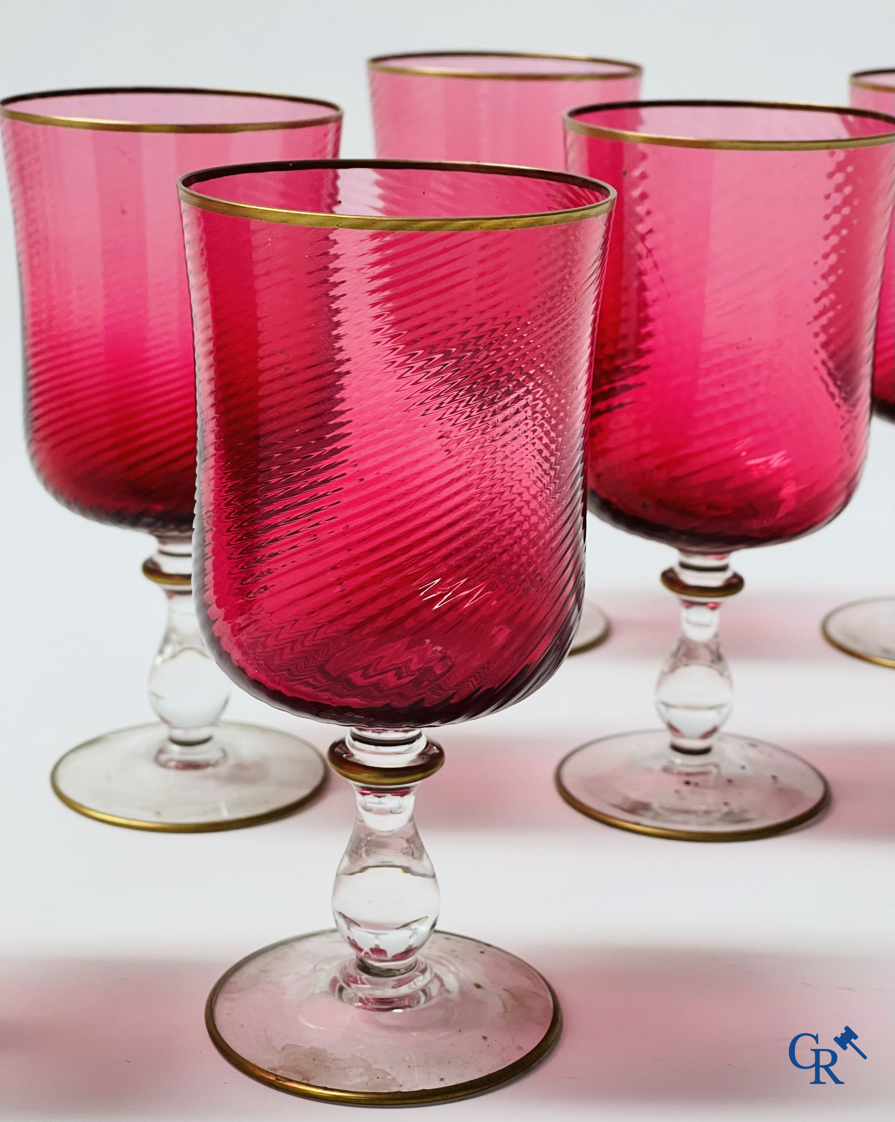 Een uitgebreid servies in rood geslepen kristal, hoogstwaarschijnlijk Val Saint Lambert.