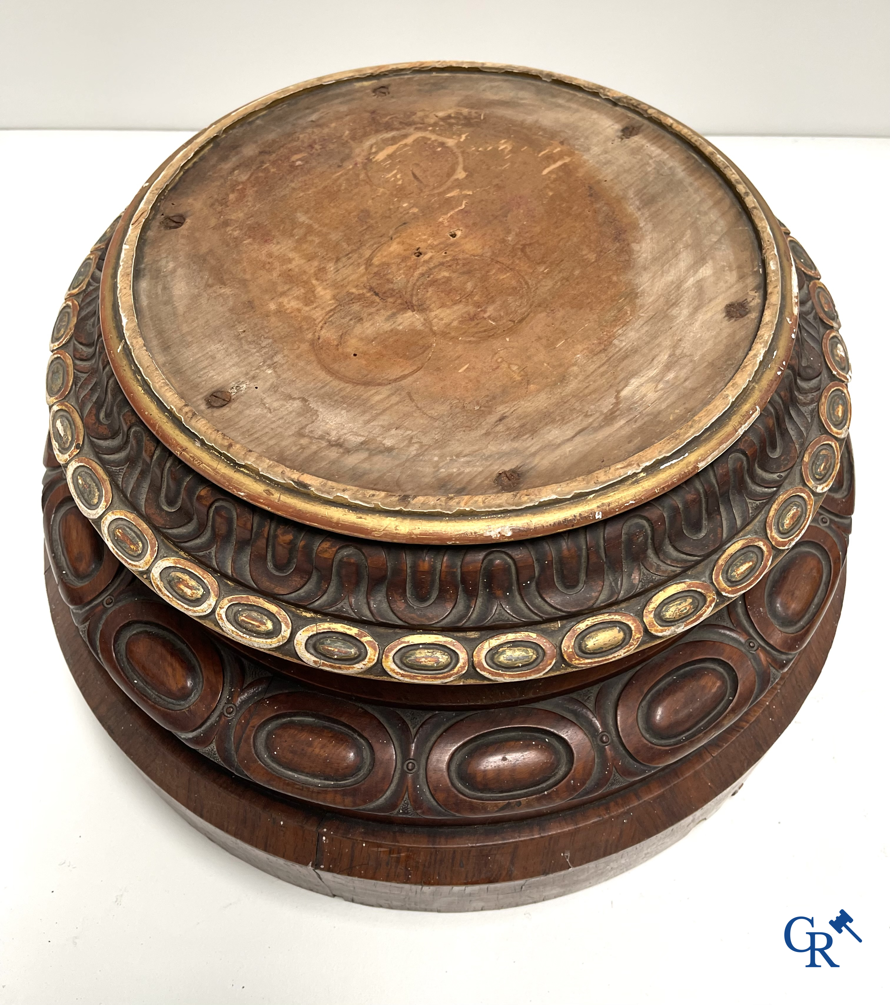 Constantine's & Co., Leeds. Paire de grands socles anglais en placage d'acajou et bois doré et sculpté. XIXe siècle.