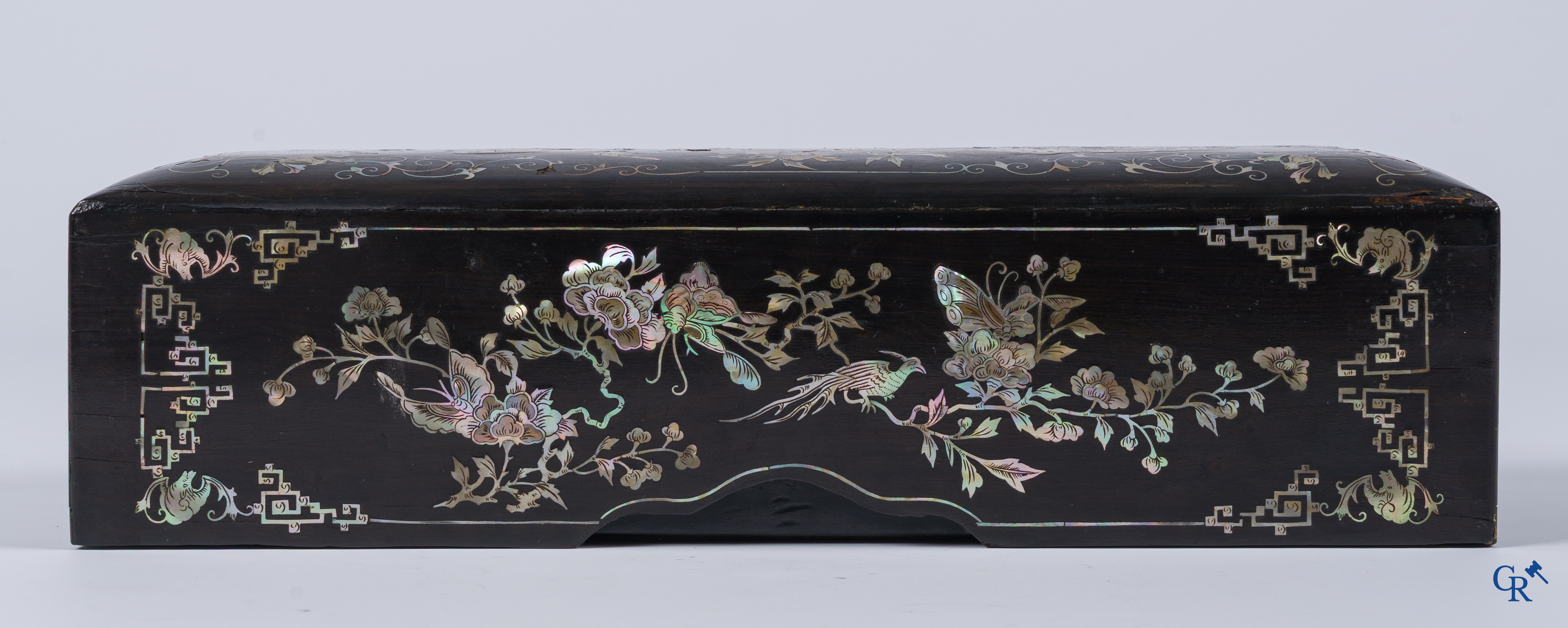 Aziatica, een Vietnamese met parelmoer ingelegde houten dekseldoos. 19e eeuw.