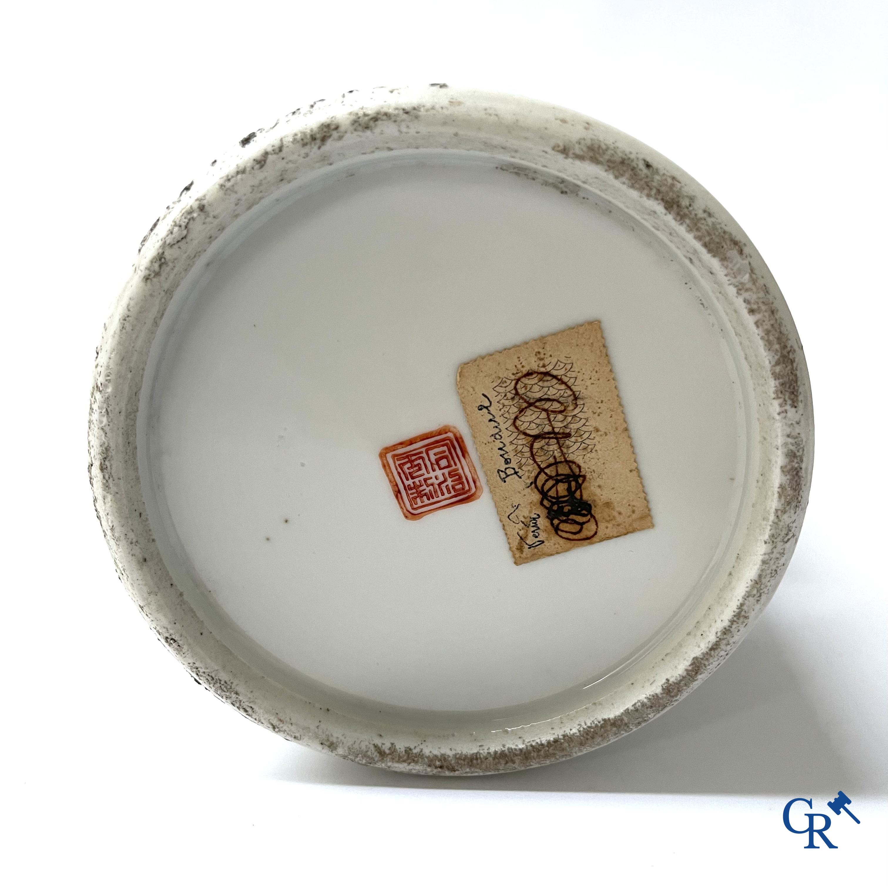 Aziatica, Chinees porselein. Een Chinese famille rose hoeden staander. Gemerkt. 19de eeuw.