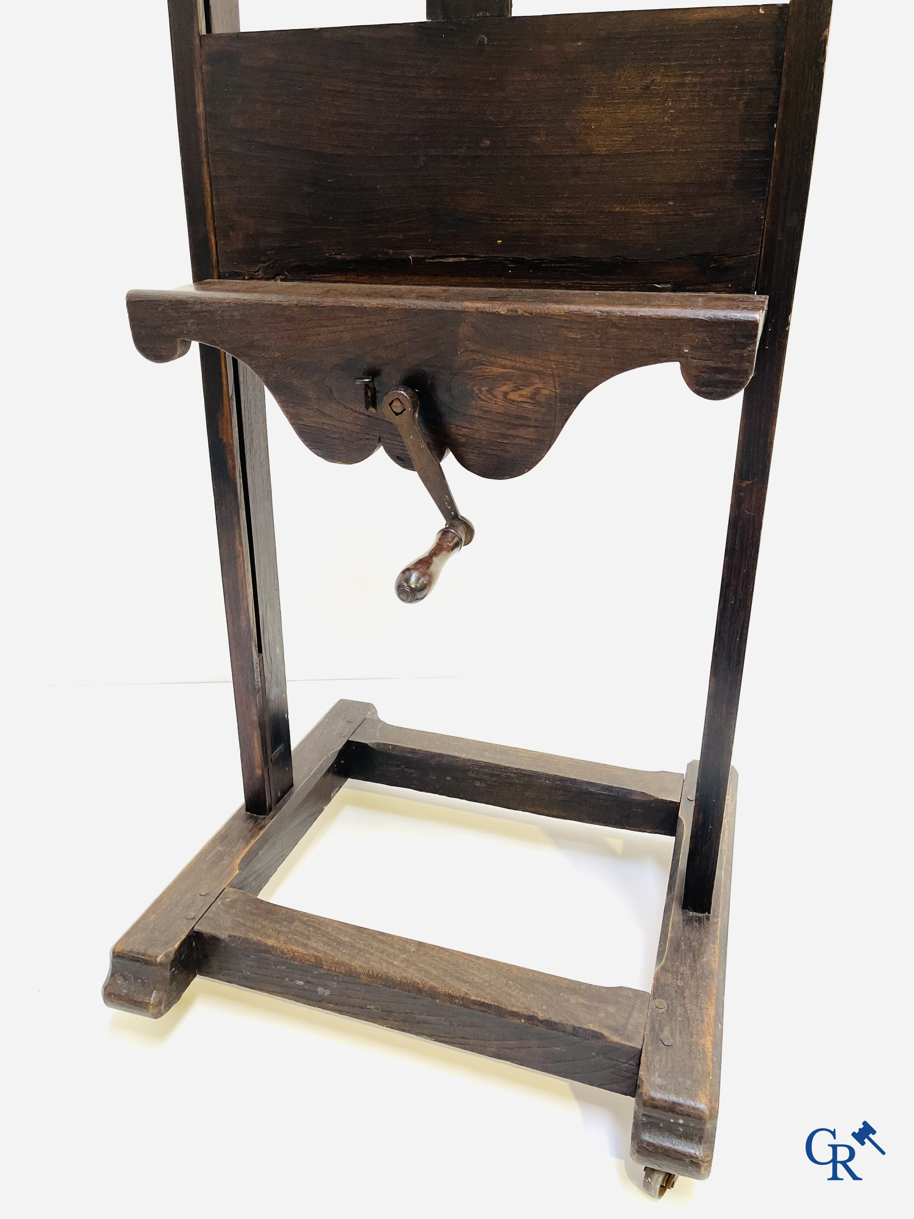 Een grote antieke atelier schildersezel met hoogteregelaar door middel van een draaikruk. 19de eeuw.
