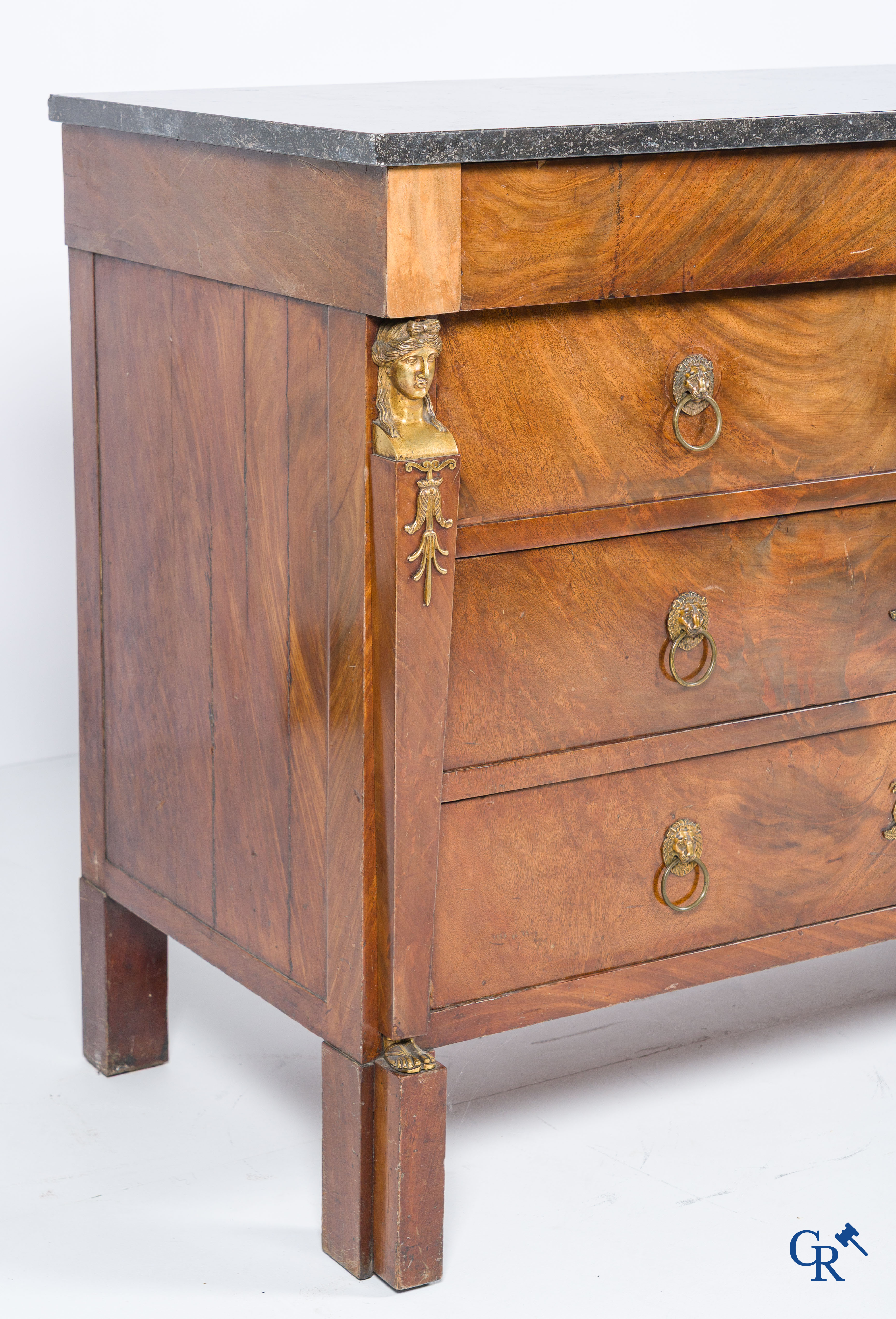 Chapuis, een commode in mahoniehout met fijn geciseleerde bronzen, zogenaamd Retour d'Egypte. Empire.