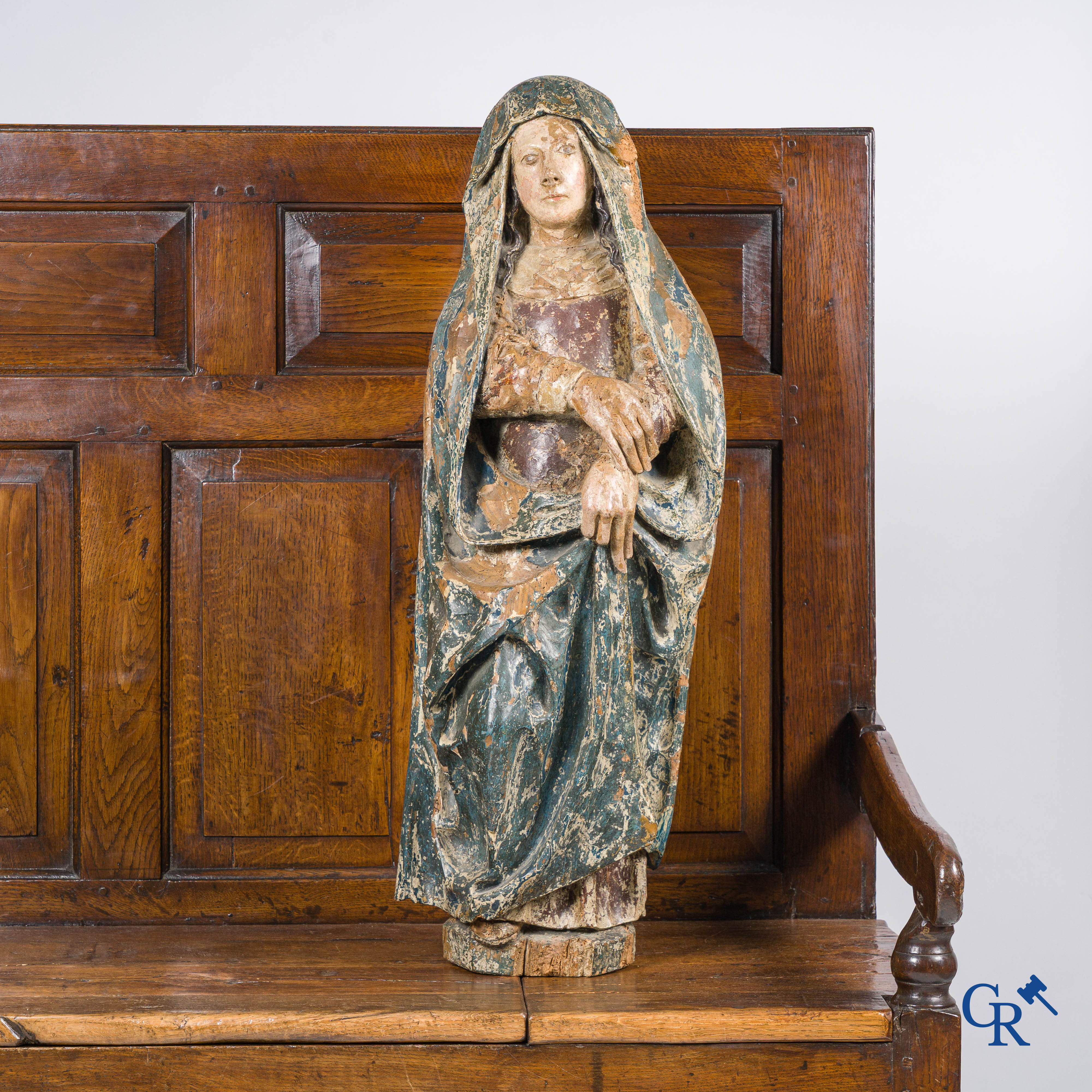 Religieuze objecten, een gepolychromeerd houten beeld van een madonna, XVIIe eeuw.