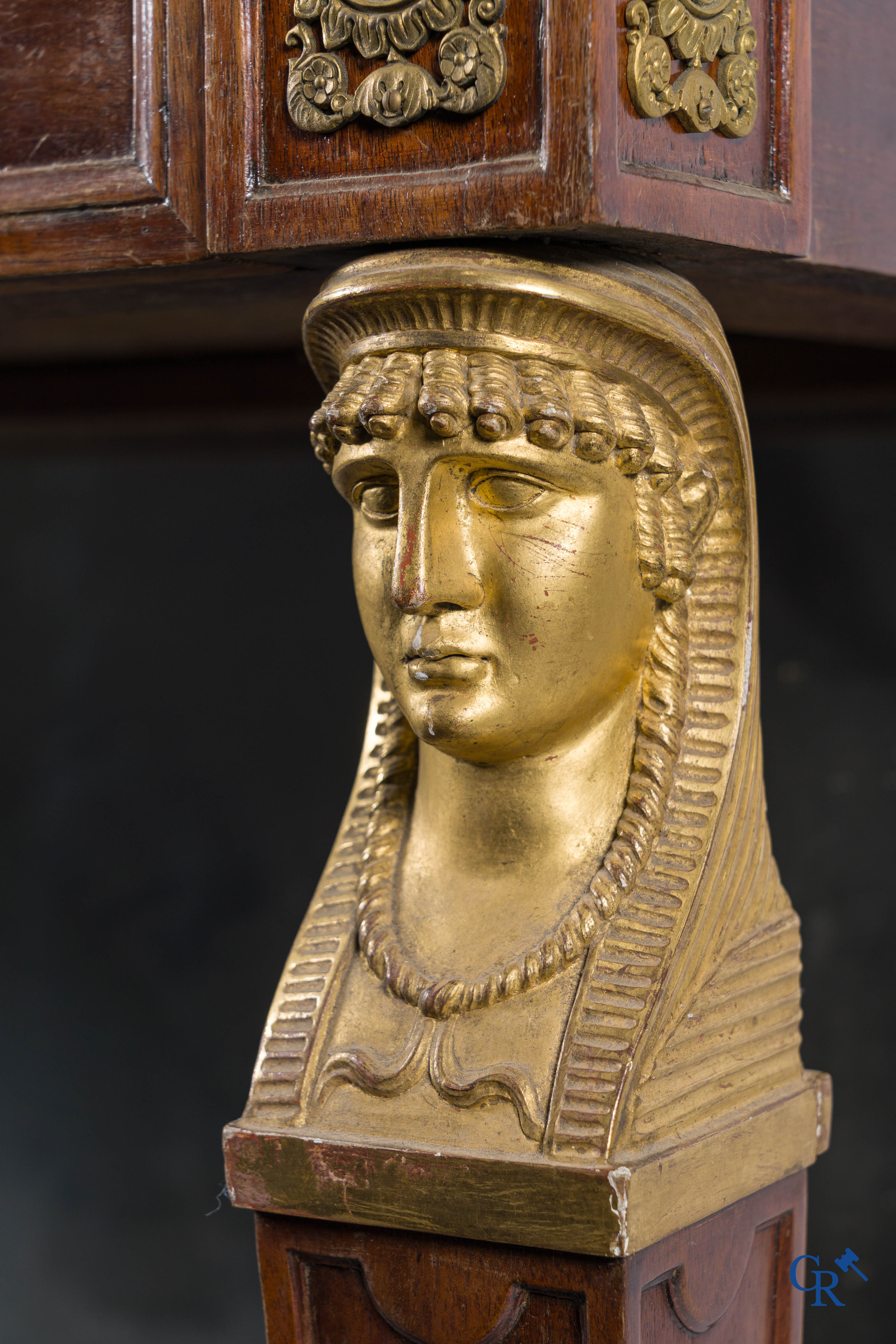 Empire tijdperk, een console in mahonie met vergulde Egyptische bustes. Gemerkt Jacob. Circa 1810.
