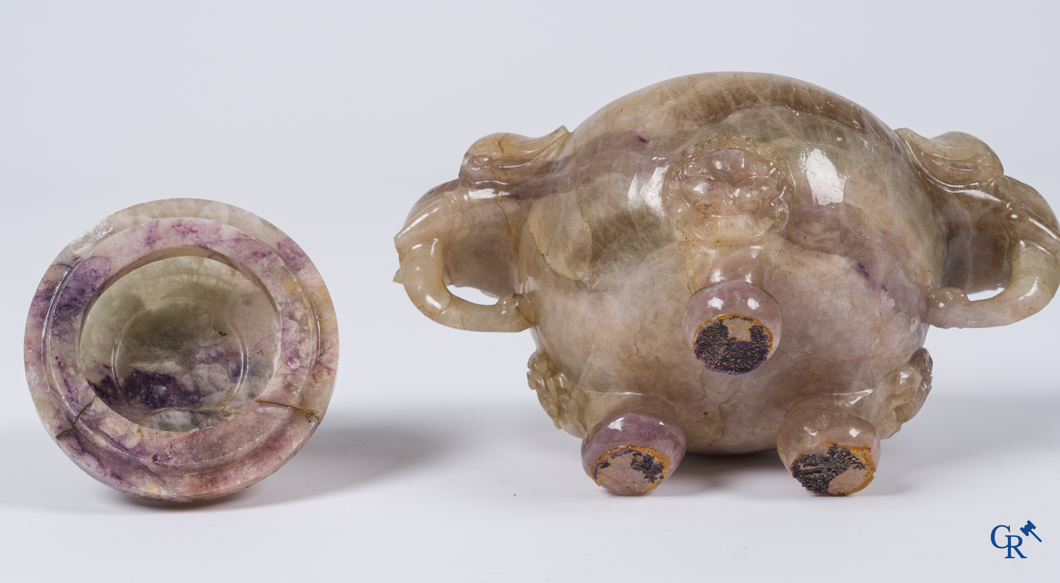 Asian Art. A Chinese three-legged incense burner with lid in Spath Fluor. 19th century.