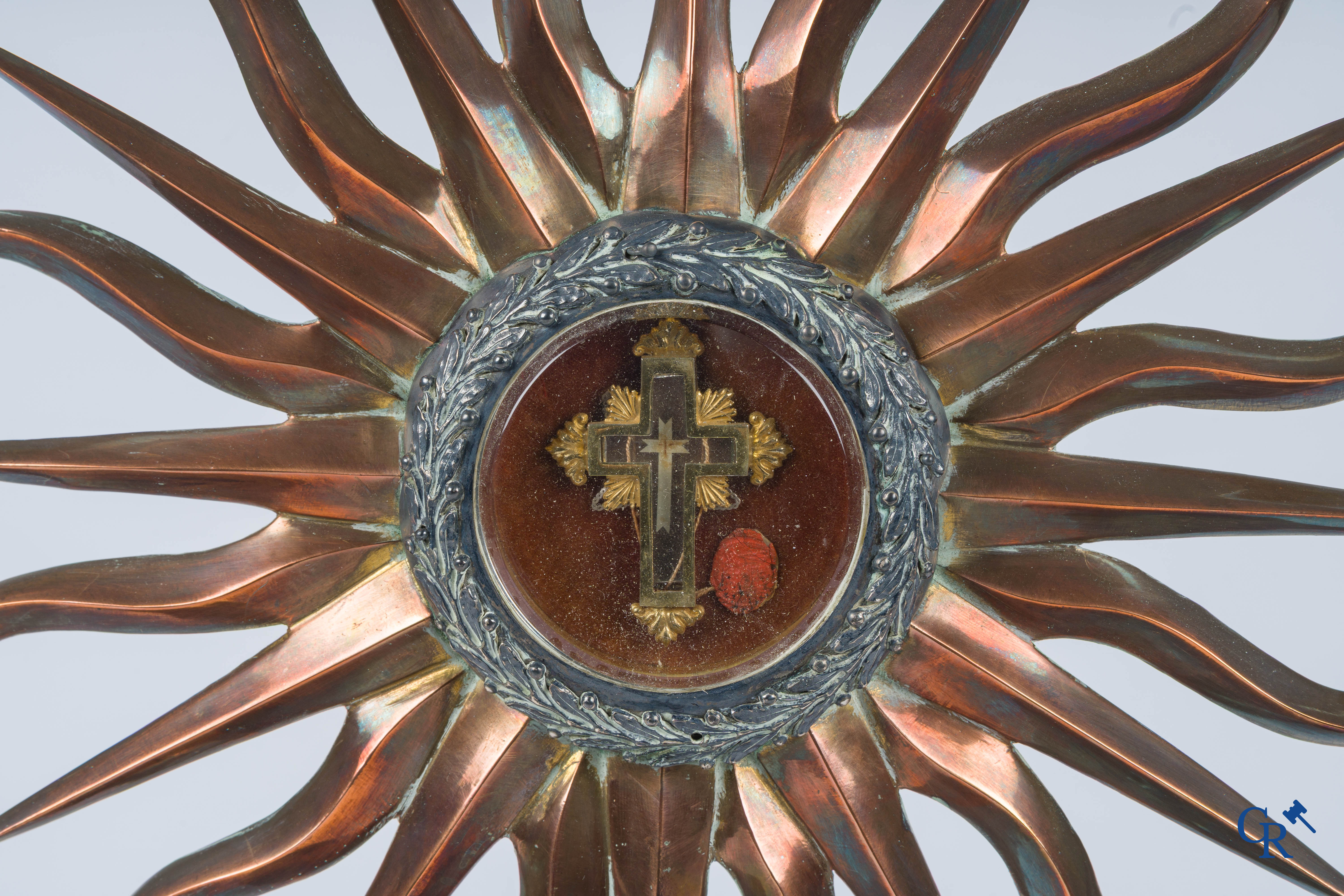 Religieuze objecten, een reliekhouder met stralenkrans in zilver en messing. Meerdere keurmerken, zilver 2de gehalte.