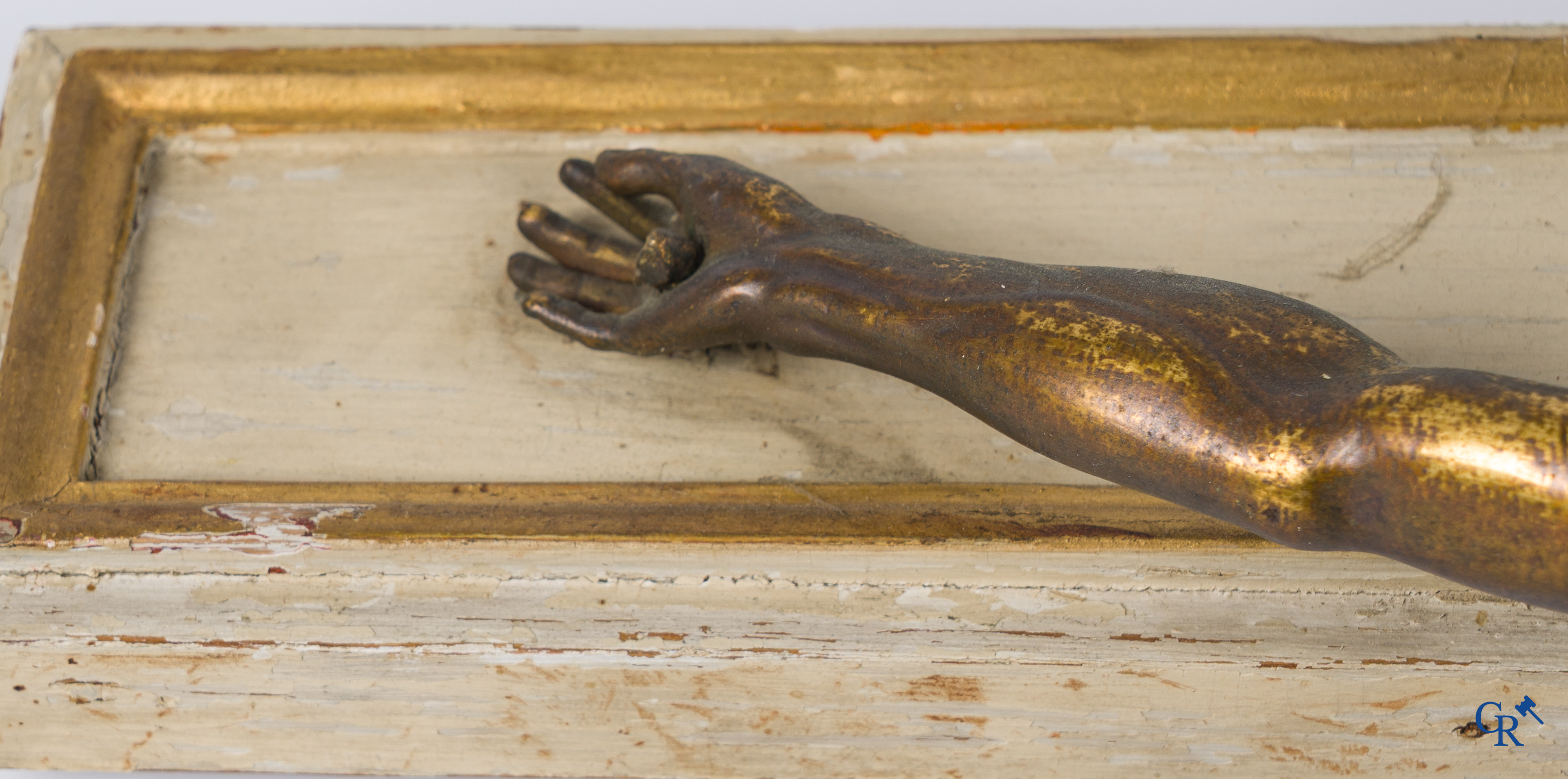 Religieuze objecten, een grote vergulde bronzen corpus, 18e eeuw.