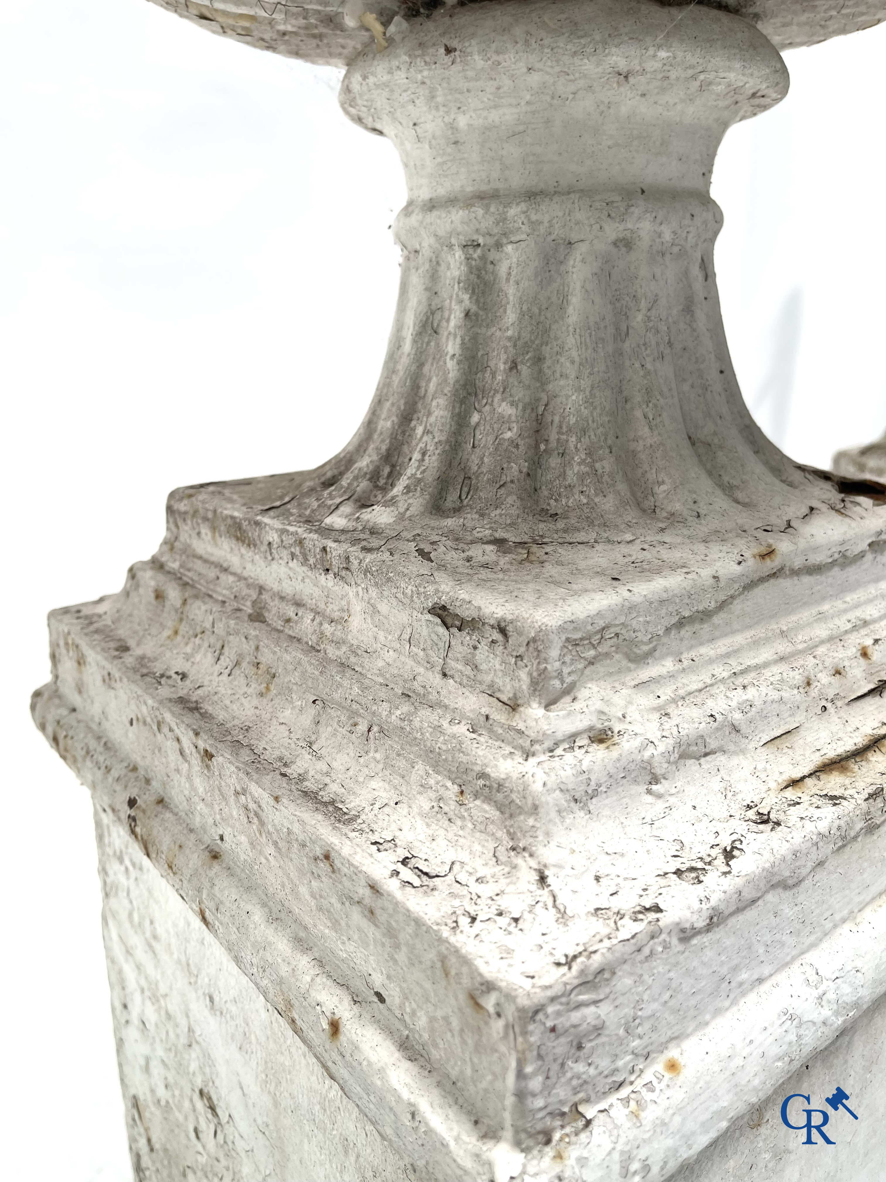 Tuindecoratie. Een paar grote gietijzer tuinvazen op sokkel. Oude patina, 19de eeuw.