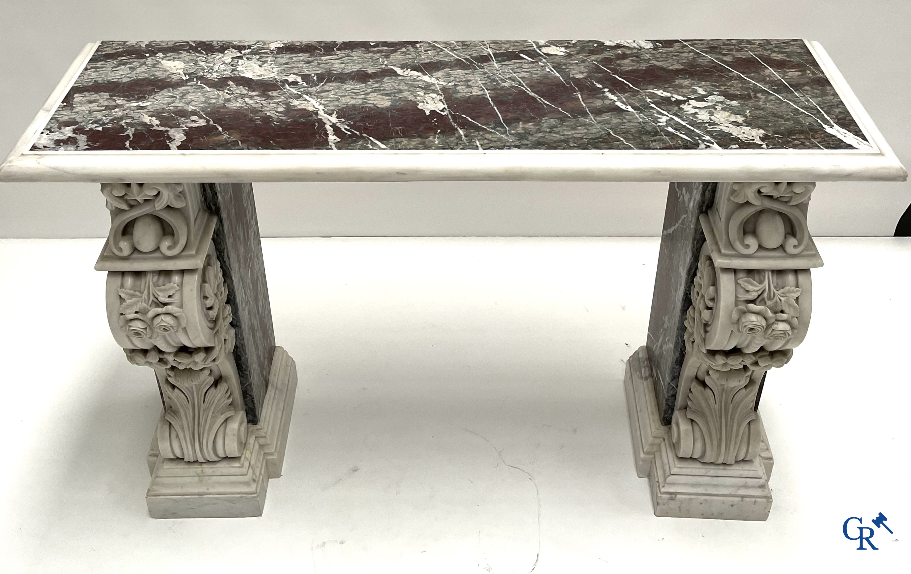 Une importante console murale en different sortes de marbre. 19ème siècle.
