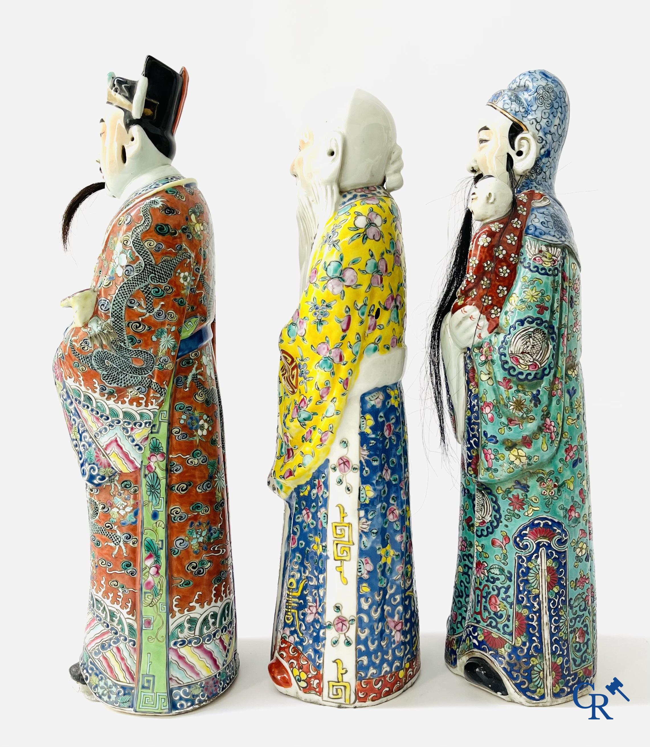 Art Asiatique, porcelaine chinoise. 3 figures d'immortels en porcelaine famille rose. 19ème siècle.